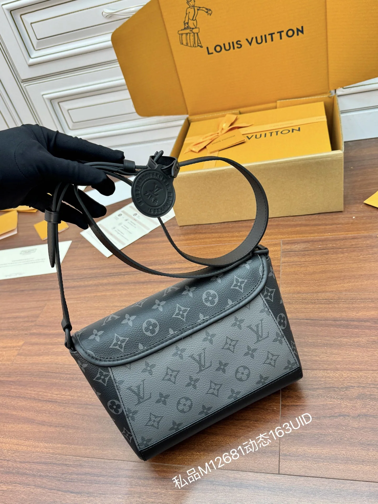 루이비통 M12681 가방 상세 이미지 3