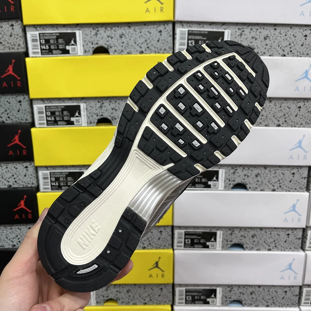 나이키 [CS] P 6000 CD6404-105 201531 Nike P-6000 White Metallic Silver Flat Black 상세 이미지 2