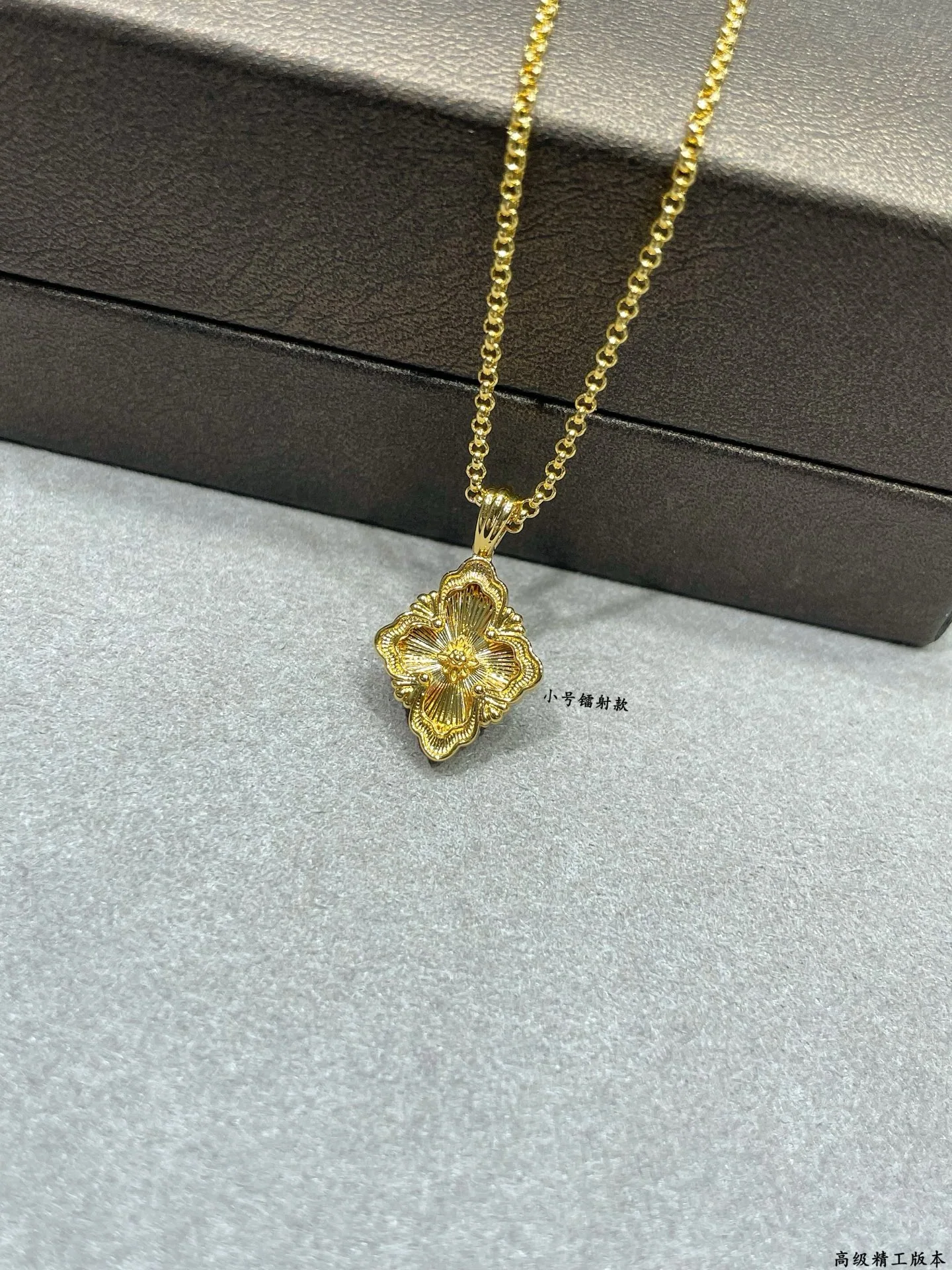 부첼라티 레이저 컷 옐로우 골드 네잖 클로버 목걸이 상세 이미지 6