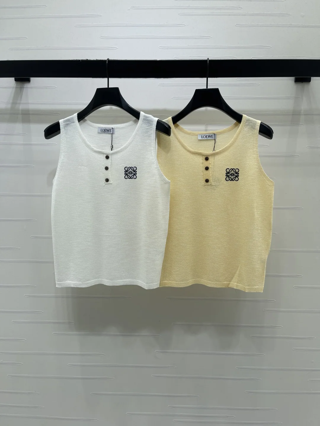 로에베 토템 로고 버튼 장식 니트 베스트 상세 이미지 1