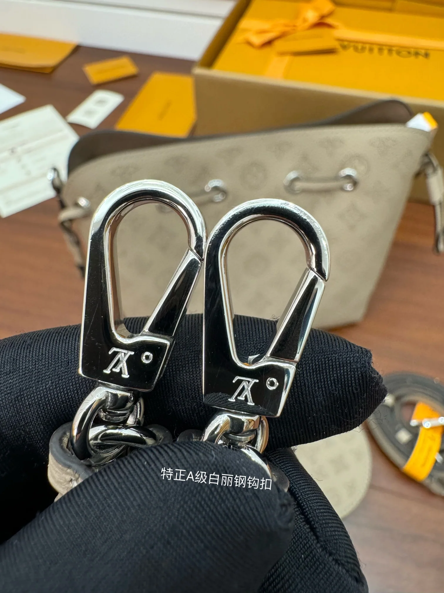 루이비통 M57201 가죽 미니 핸드백 상세 이미지 5
