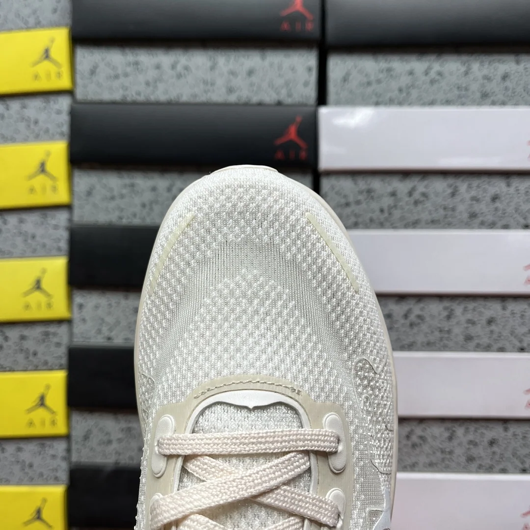 나이키 [CG] 보메로 프리미엄 IQ8102-100 202000 Nike Vomero Premium Chalk 상세 이미지 2
