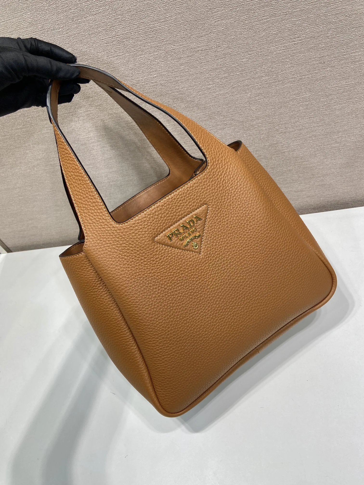프라다 소프트 카프스킨 버켓 백 1BG335 상세 이미지 2