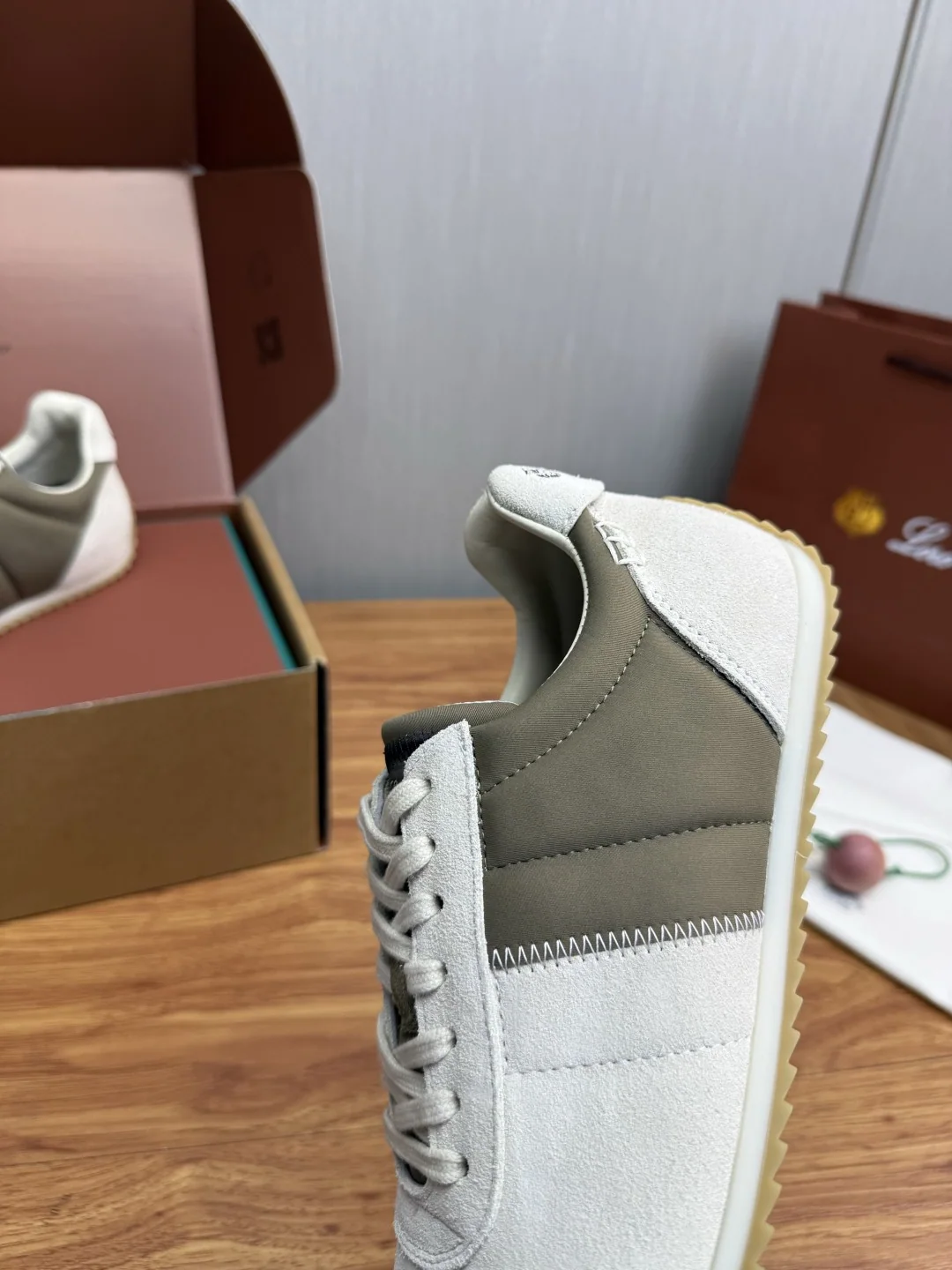 로로피아나 수입 스웨이드 남성 스니커즈 상세 이미지 8