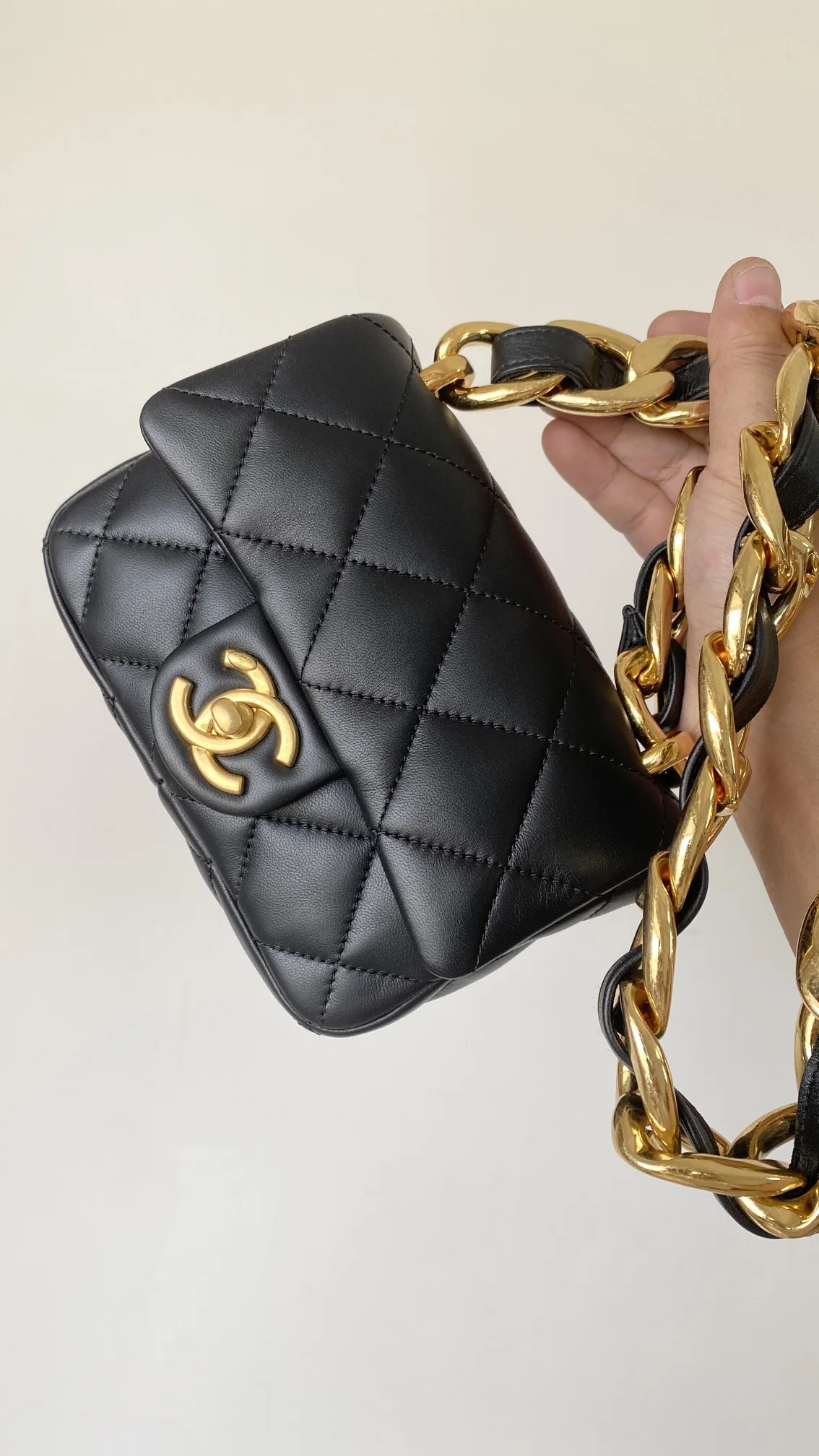 샤넬 청키 체인 미니 숄더백 Lambskin 가방 상세 이미지 2