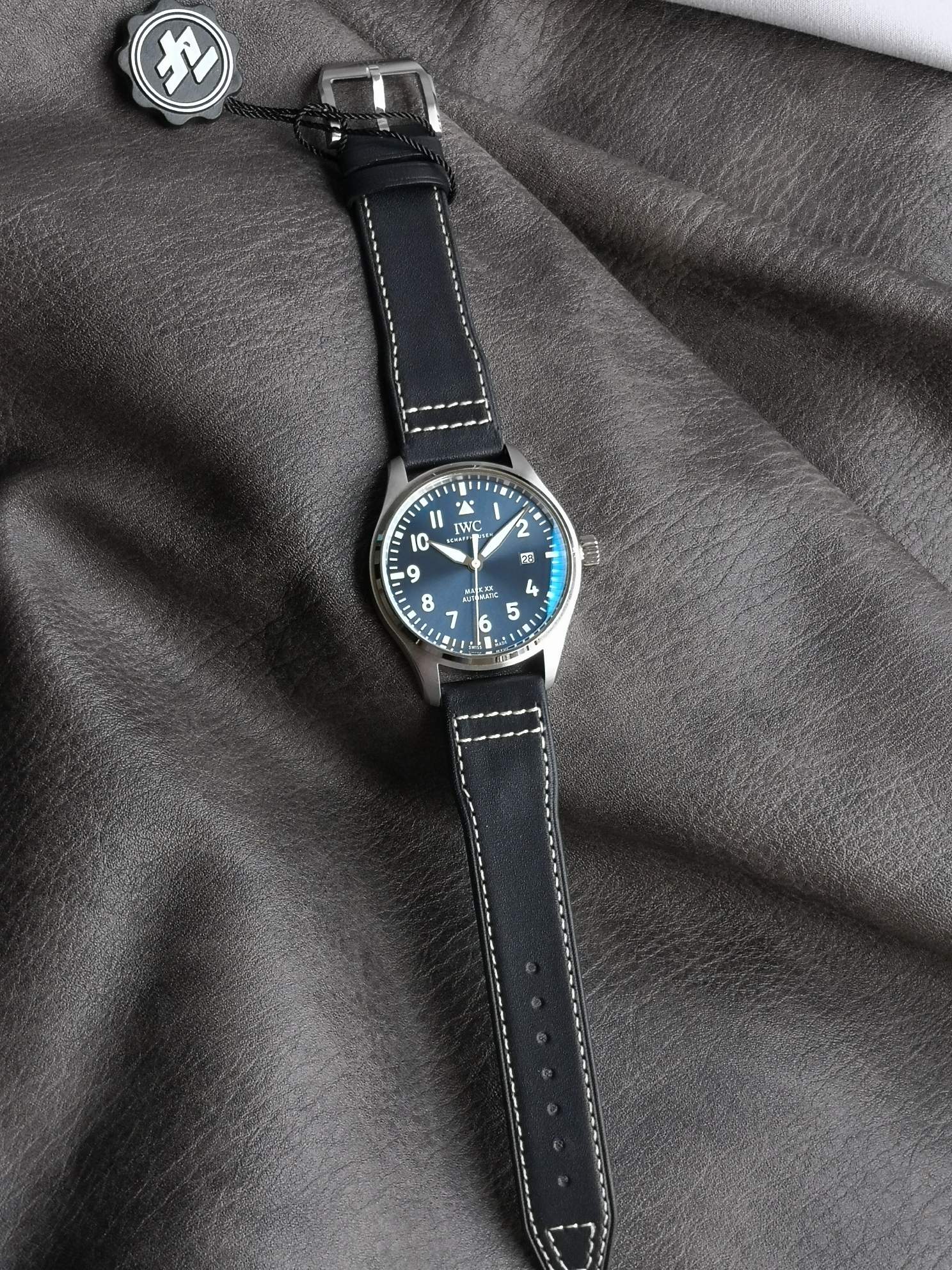 IWC 파일럿 워치 블루 다이얼 가죽 스트랩 자동 시계 IW328203 상세 이미지 2