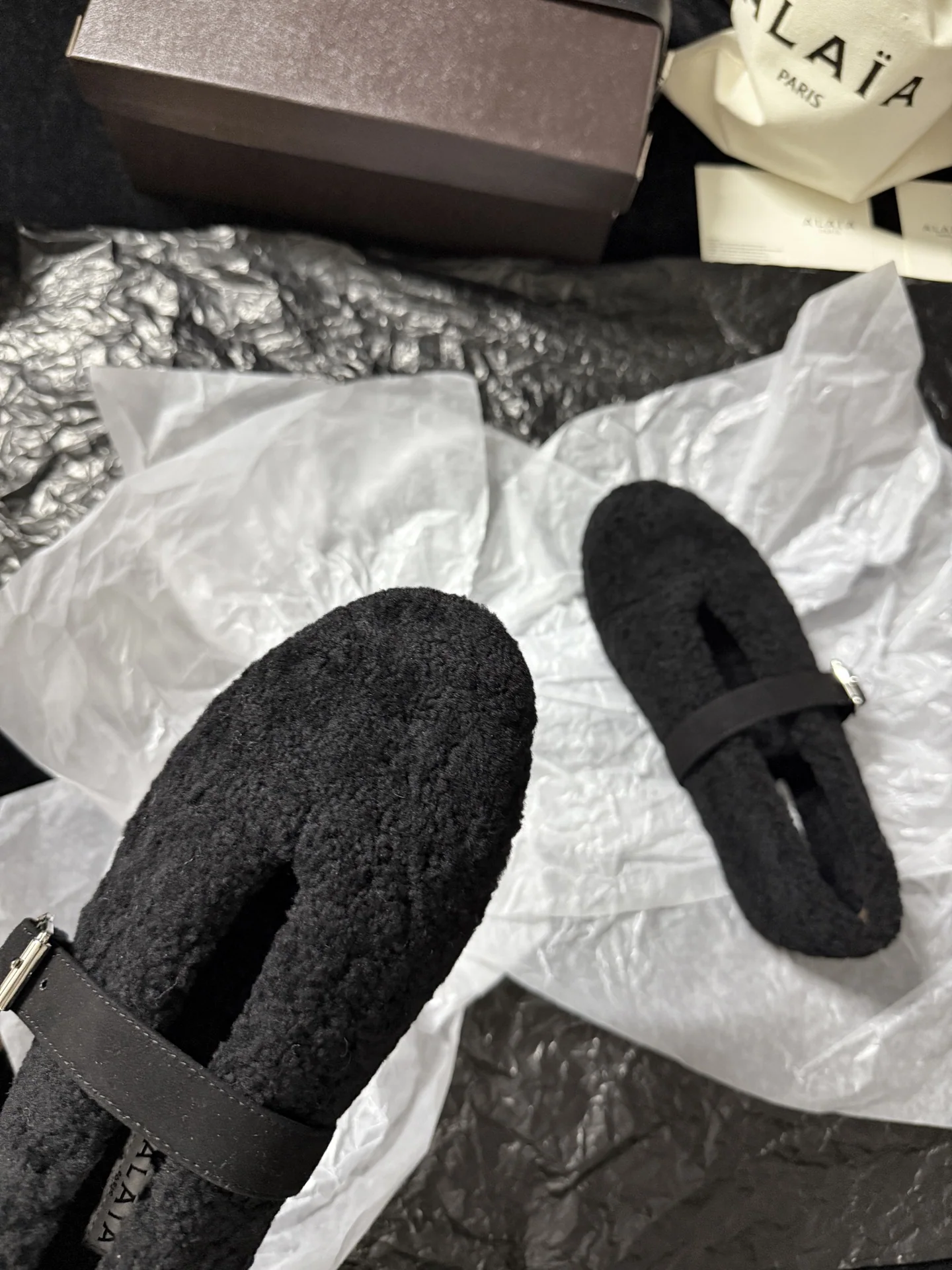 알라이아 플러시 버클 여성 신발 상세 이미지 5