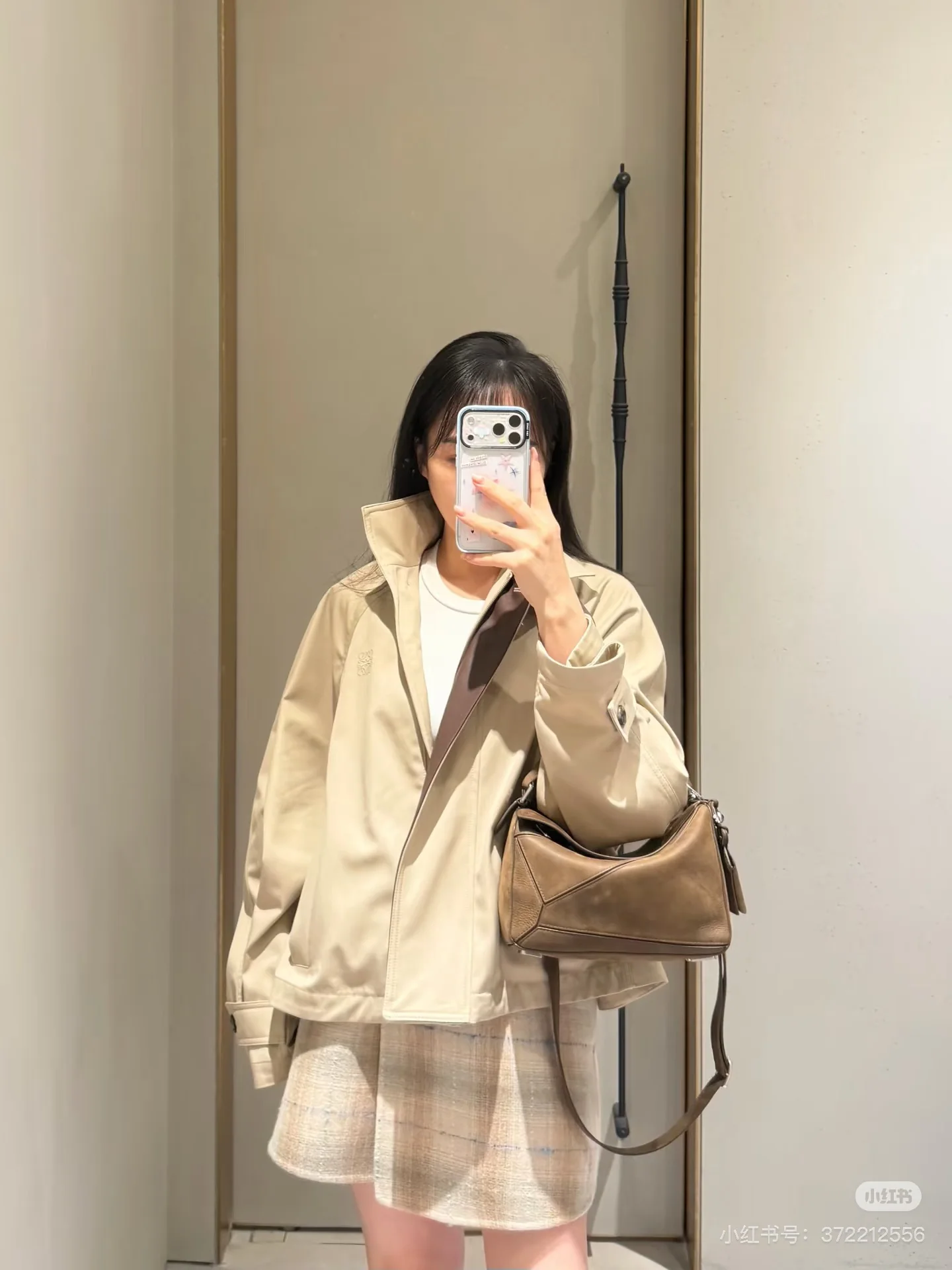 로에베 카키 블록 가죽 벨트 여성 자켓 상세 이미지 5