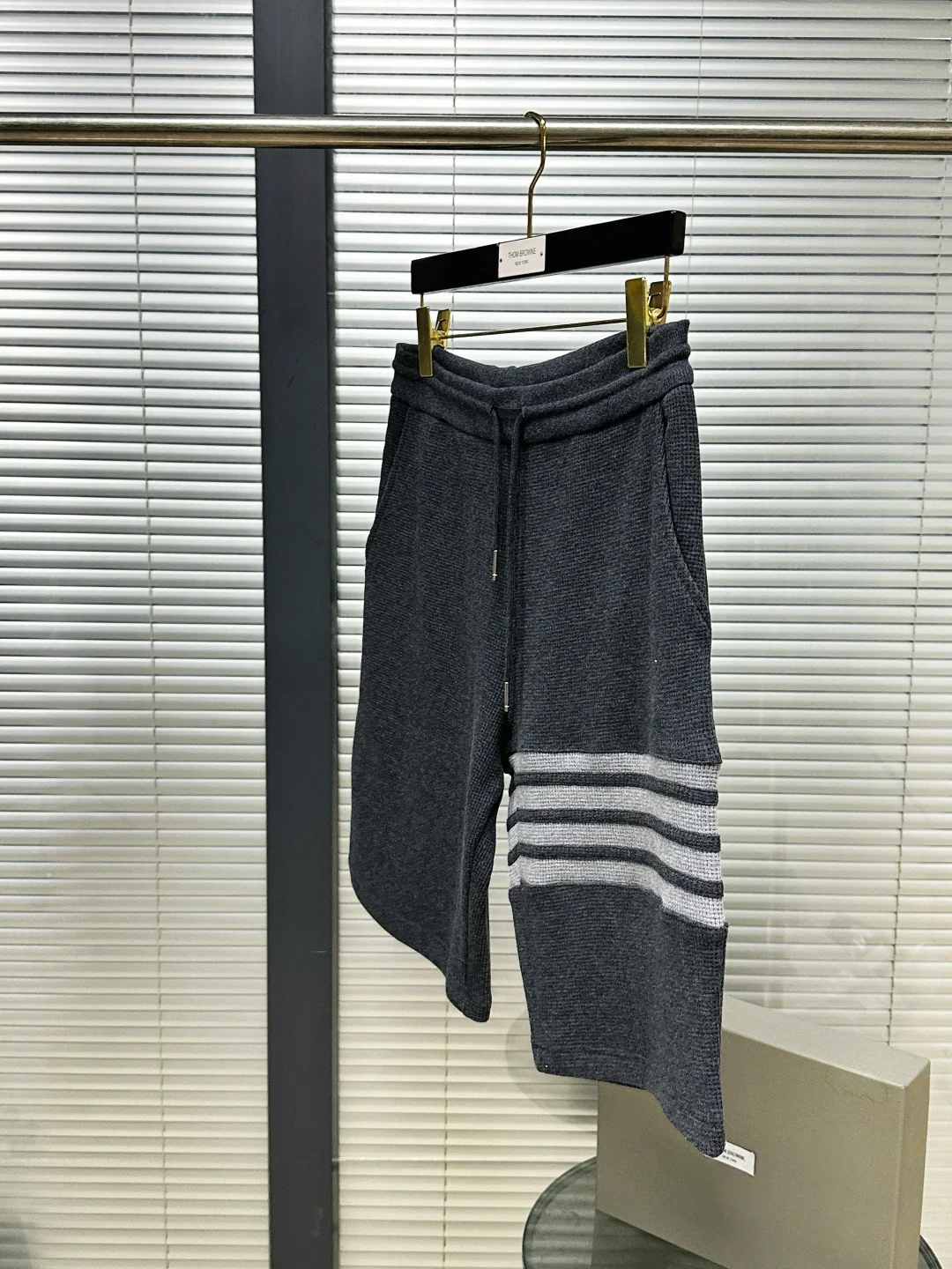 톰브라운 면 와플 남성 반바지 상세 이미지 3