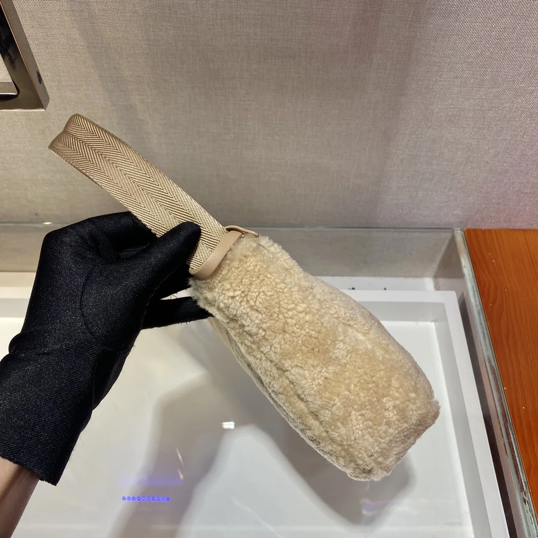프라다 부드러운 호보백 상세 이미지 7