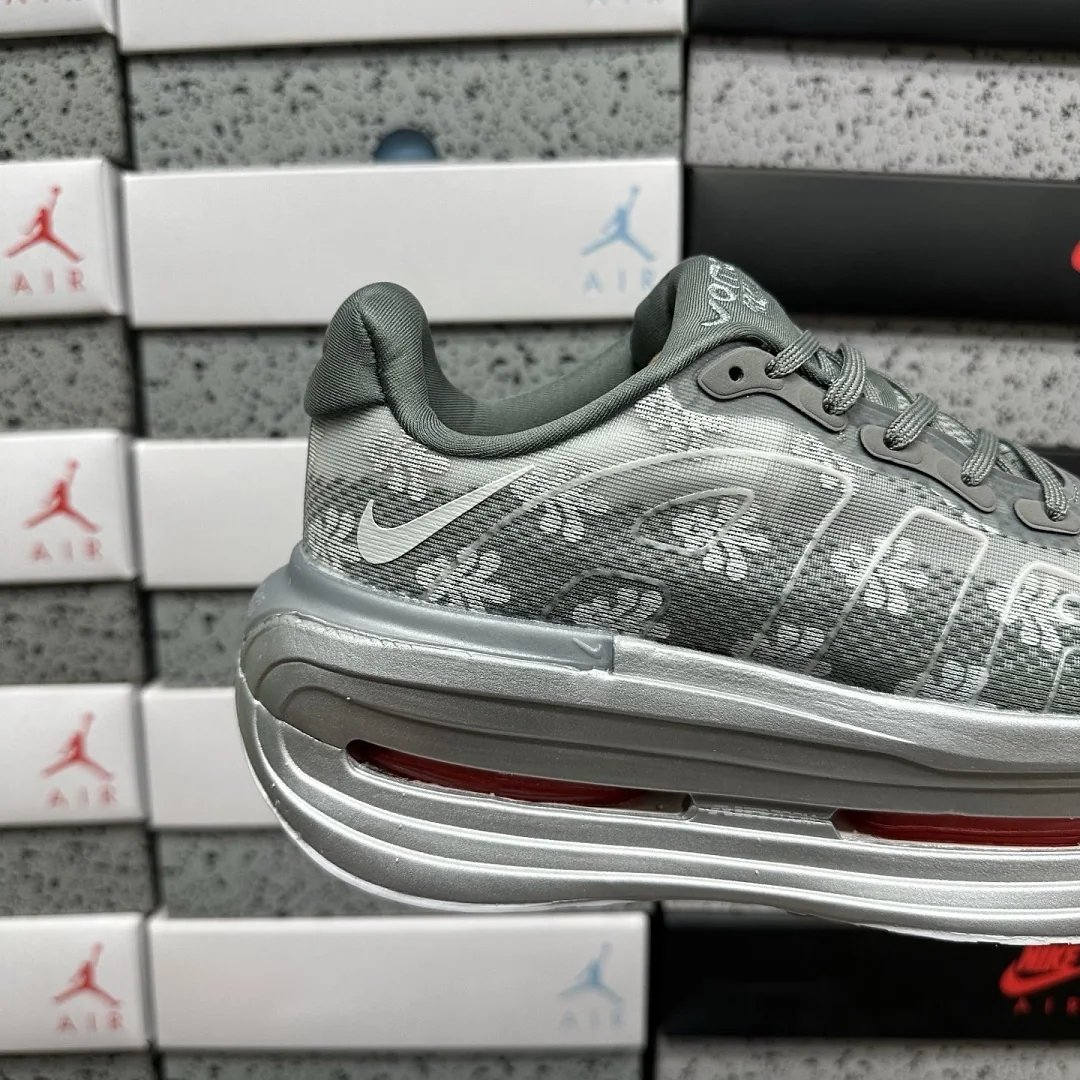 나이키 [5A] 보메로 프리미엄 QS IQ0028-001 201783 Nike Vomero Premium QS Fleur De-Lis 상세 이미지 5