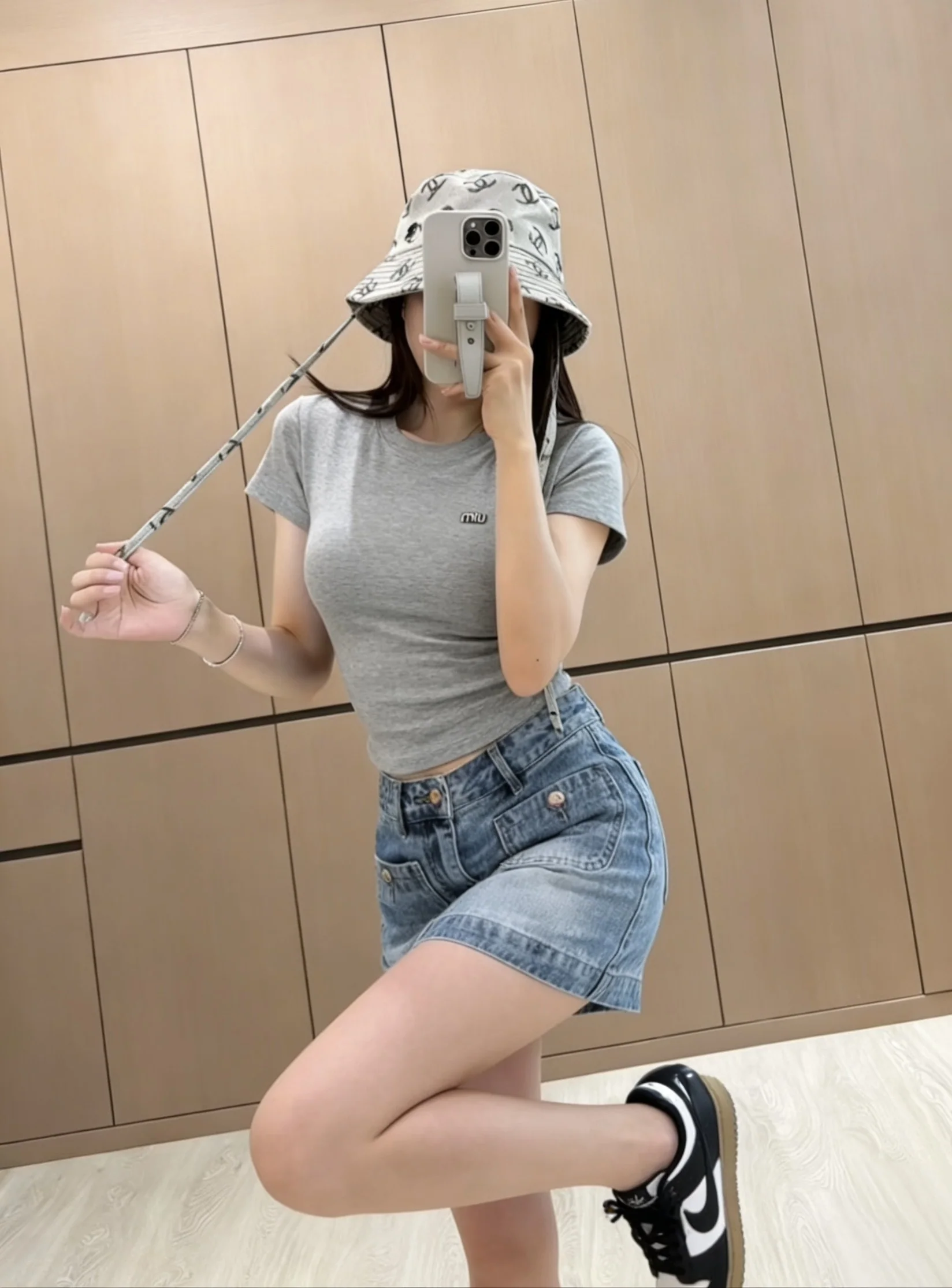 미우미우 라인스톤 로고 반팔 티셔츠 상세 이미지 16