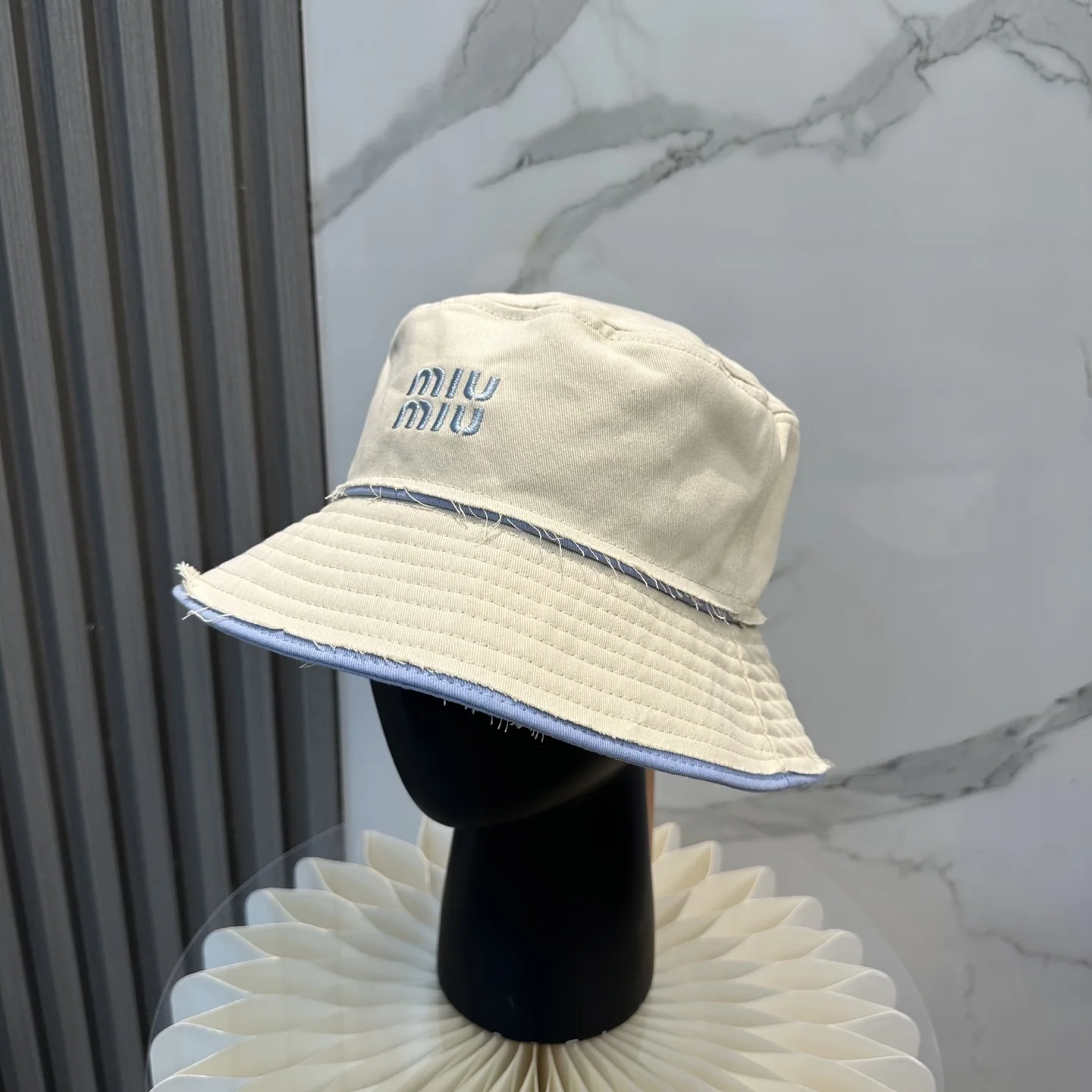 미우미우 자수 버킷 햇 모자 118530