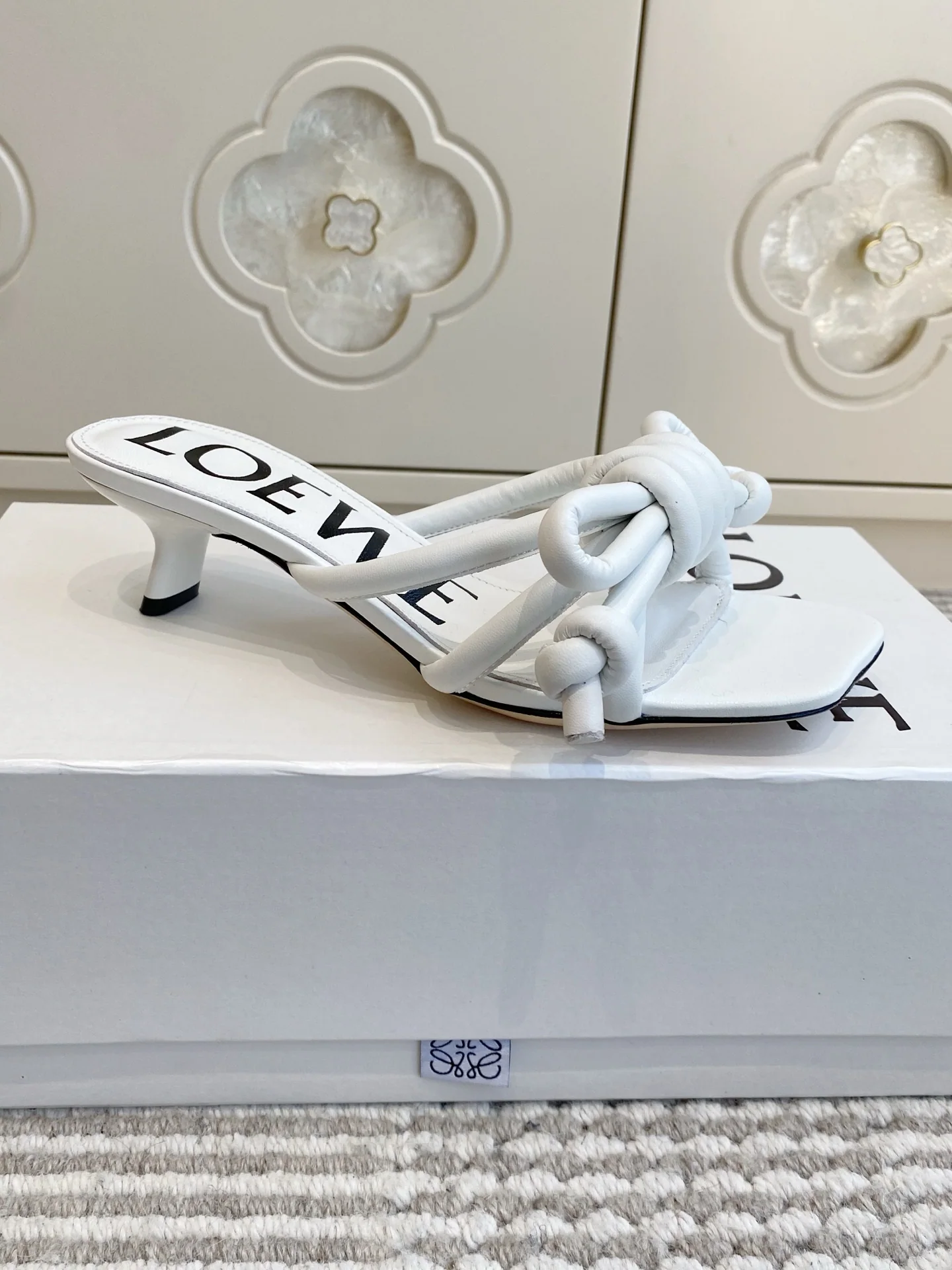 로에베 보우타이 키튼힐 샌들 상세 이미지 4