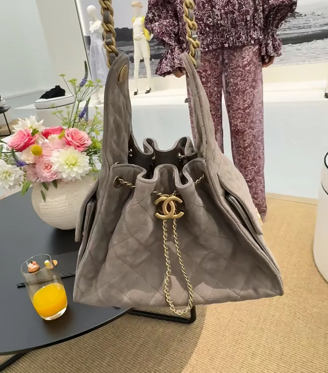 샤넬 그레이 스웨이드 버킷백 상세 이미지 3