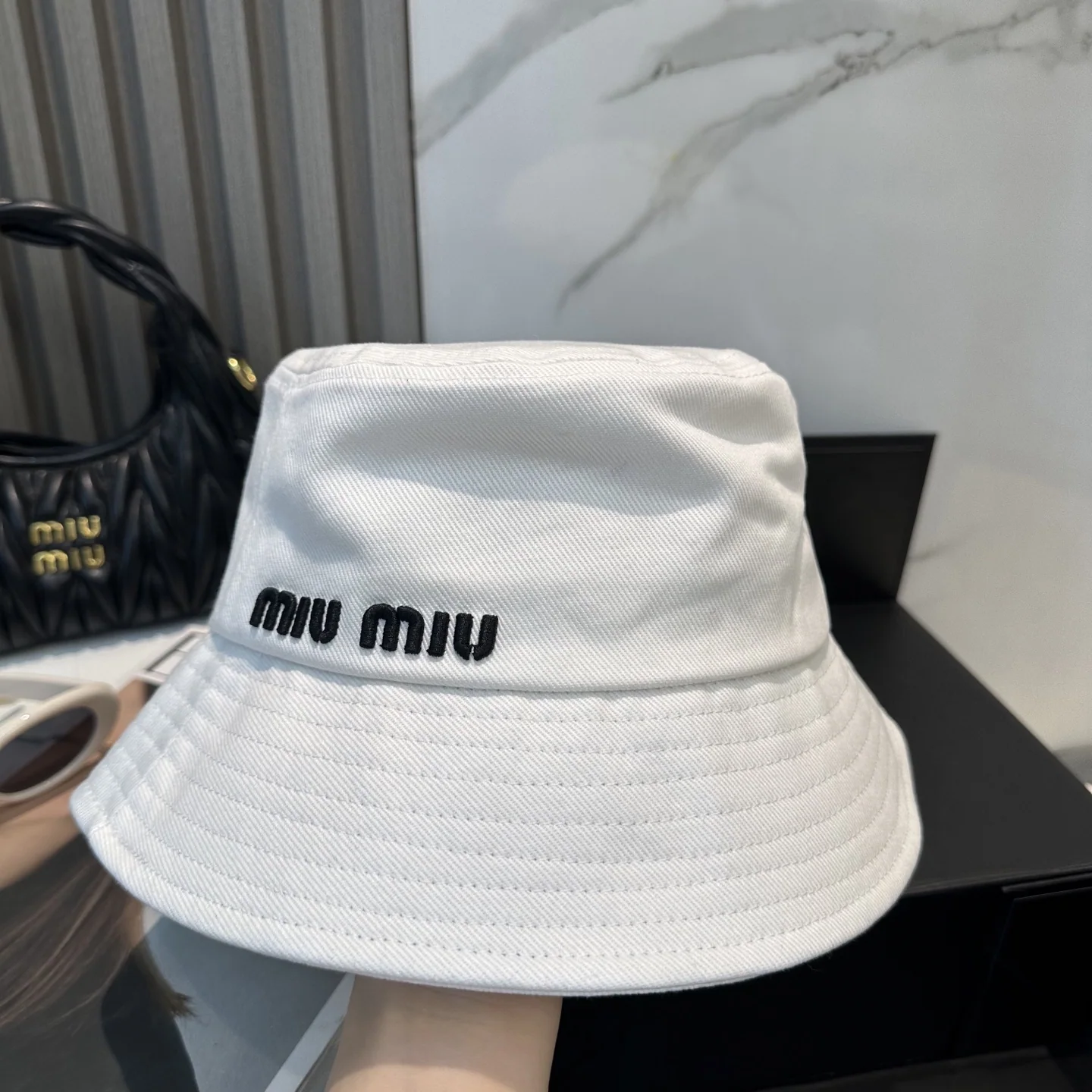미우미우 자수 버킷 햇 모자 상세 이미지 2