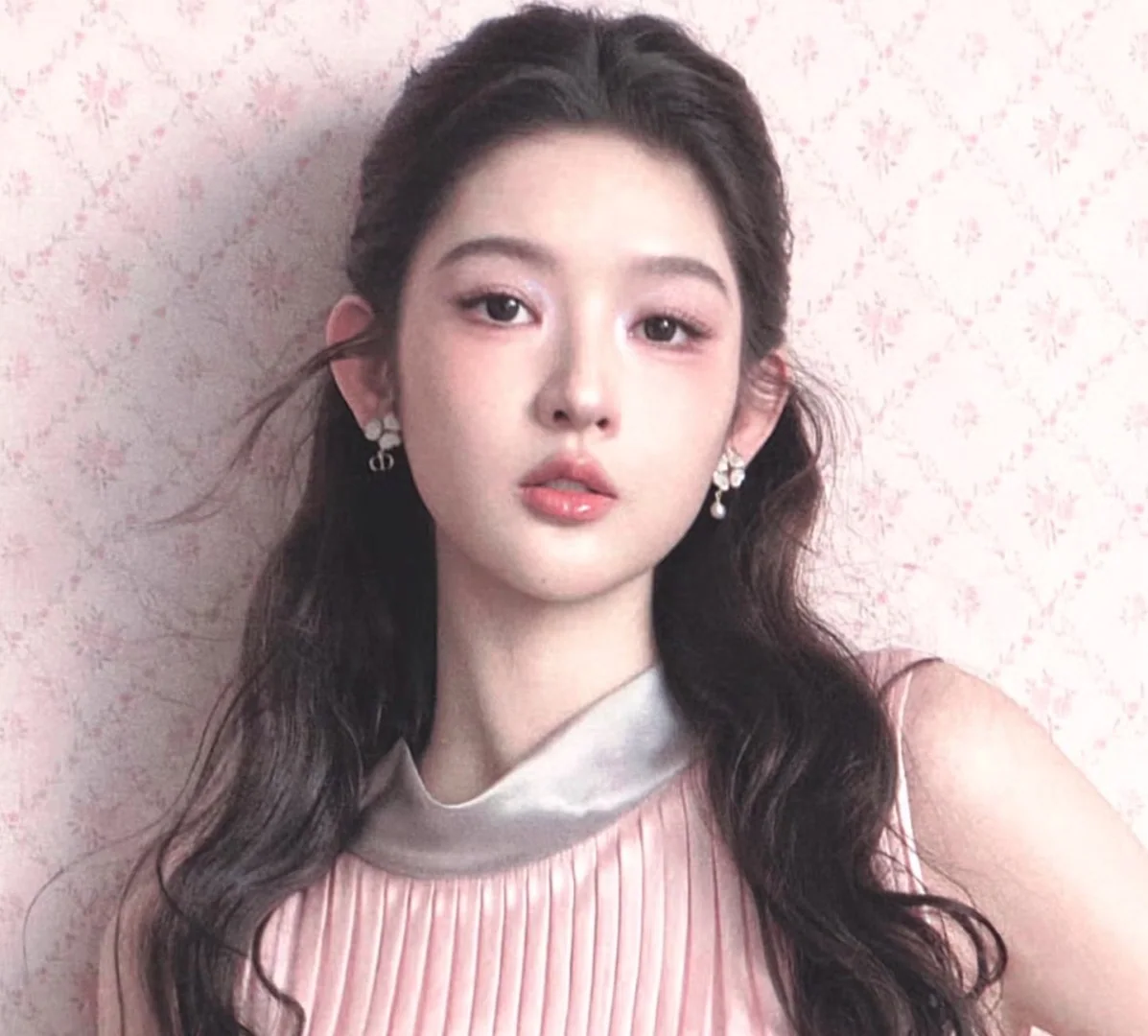 디올 머더오브펄 클로버 비대칭 진주 귀걸이 상세 이미지 4
