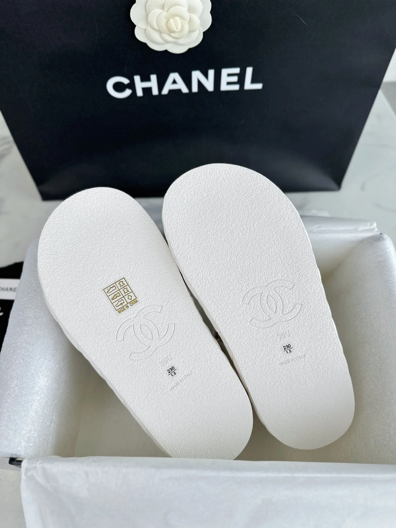 샤넬 24 C 화이트 다이아몬드 패턴 벨크로 샌들 3361 상세 이미지 9