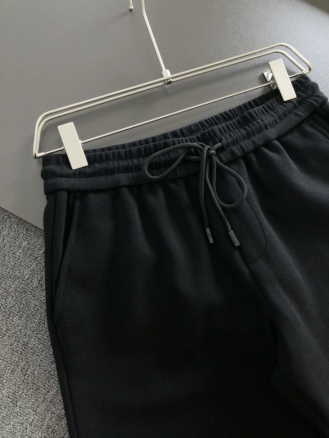 로에베 자수 로고 스트레이트 핏 남성 반바지 2026 SS 상세 이미지 4