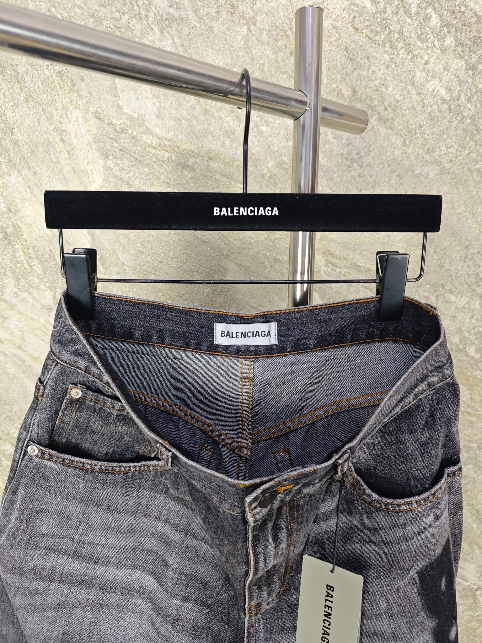 발렌시아가 그레이 워시 3 D 자수 데님 남성 바지 상세 이미지 3