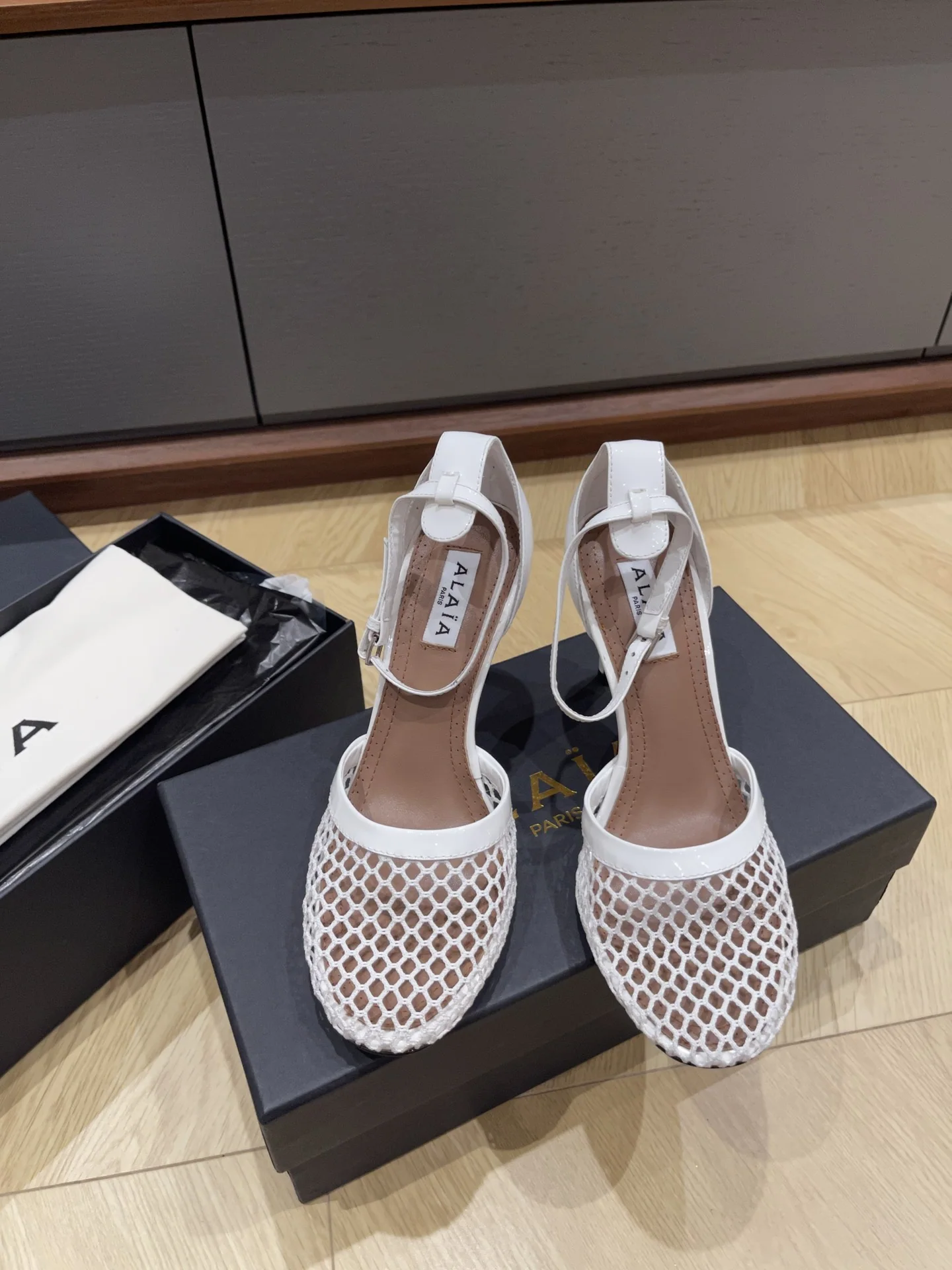 알라이아 에나멜 가죽 하이힐 샌들 상세 이미지 1