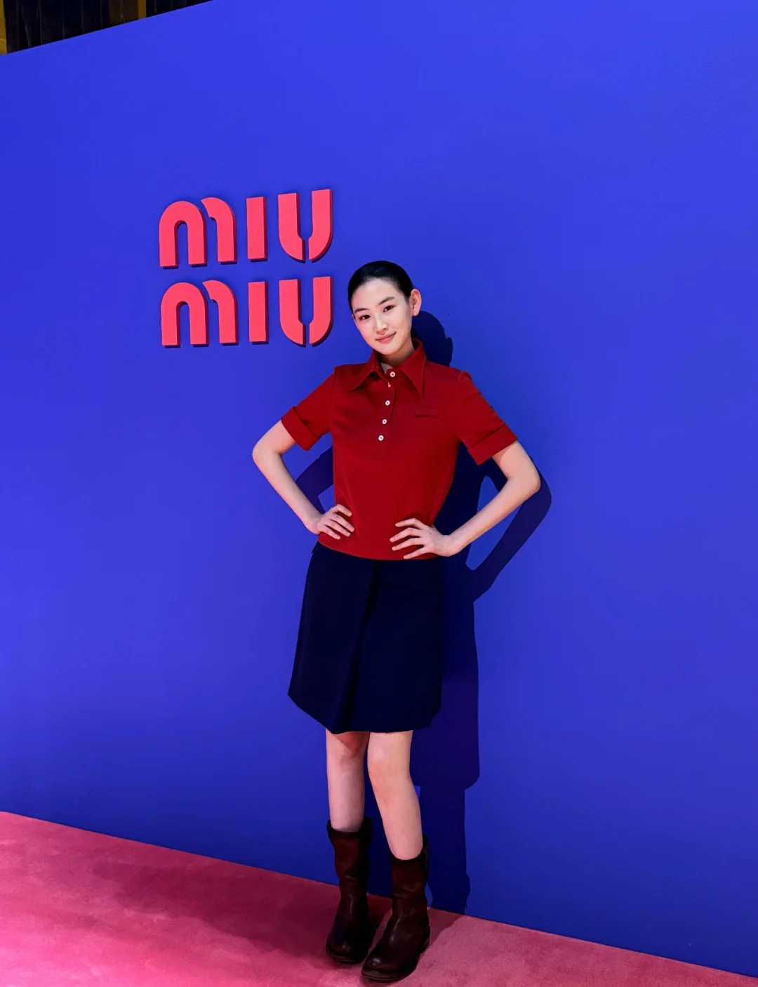 미우미우 플리츠 로고 블루 미디 스커트 상세 이미지 2