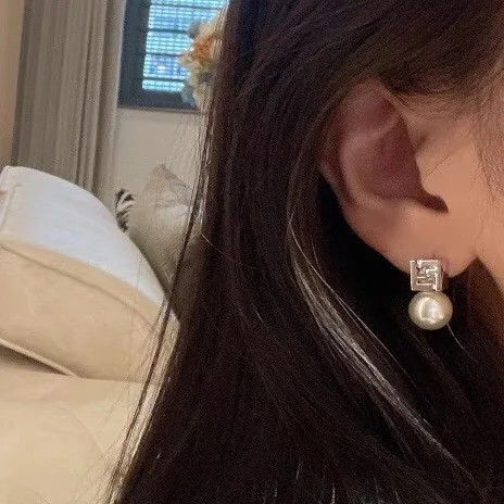 펜디 로고 큐빅 귀걸이 상세 이미지 2