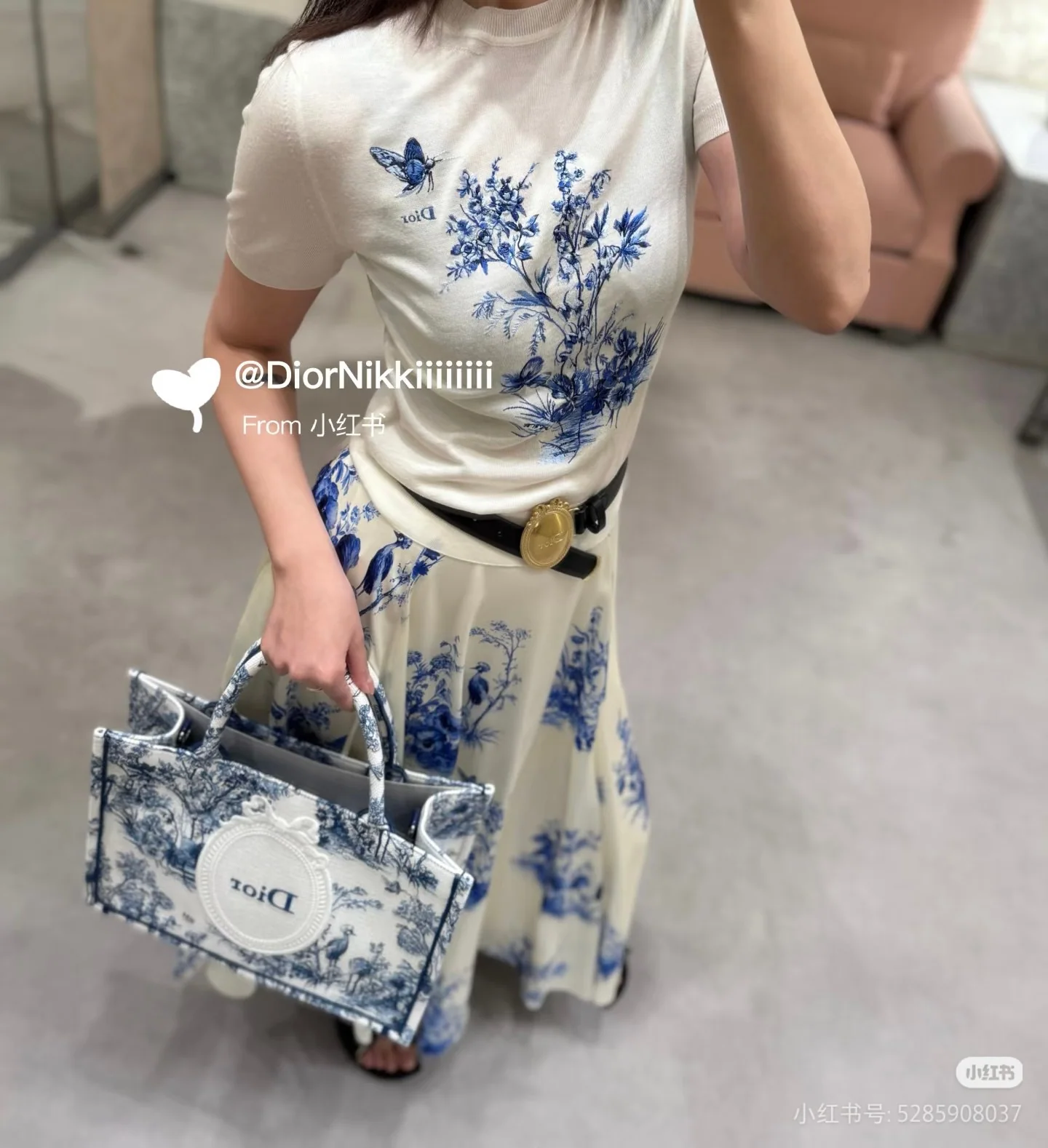 디올 블루 화이트 꽃무늬 자수 여성 반팔 니트웨어 상세 이미지 4
