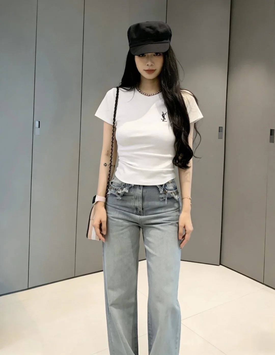 생로랑 클래식 자수 로고 여성 반팔 티셔츠 상세 이미지 9