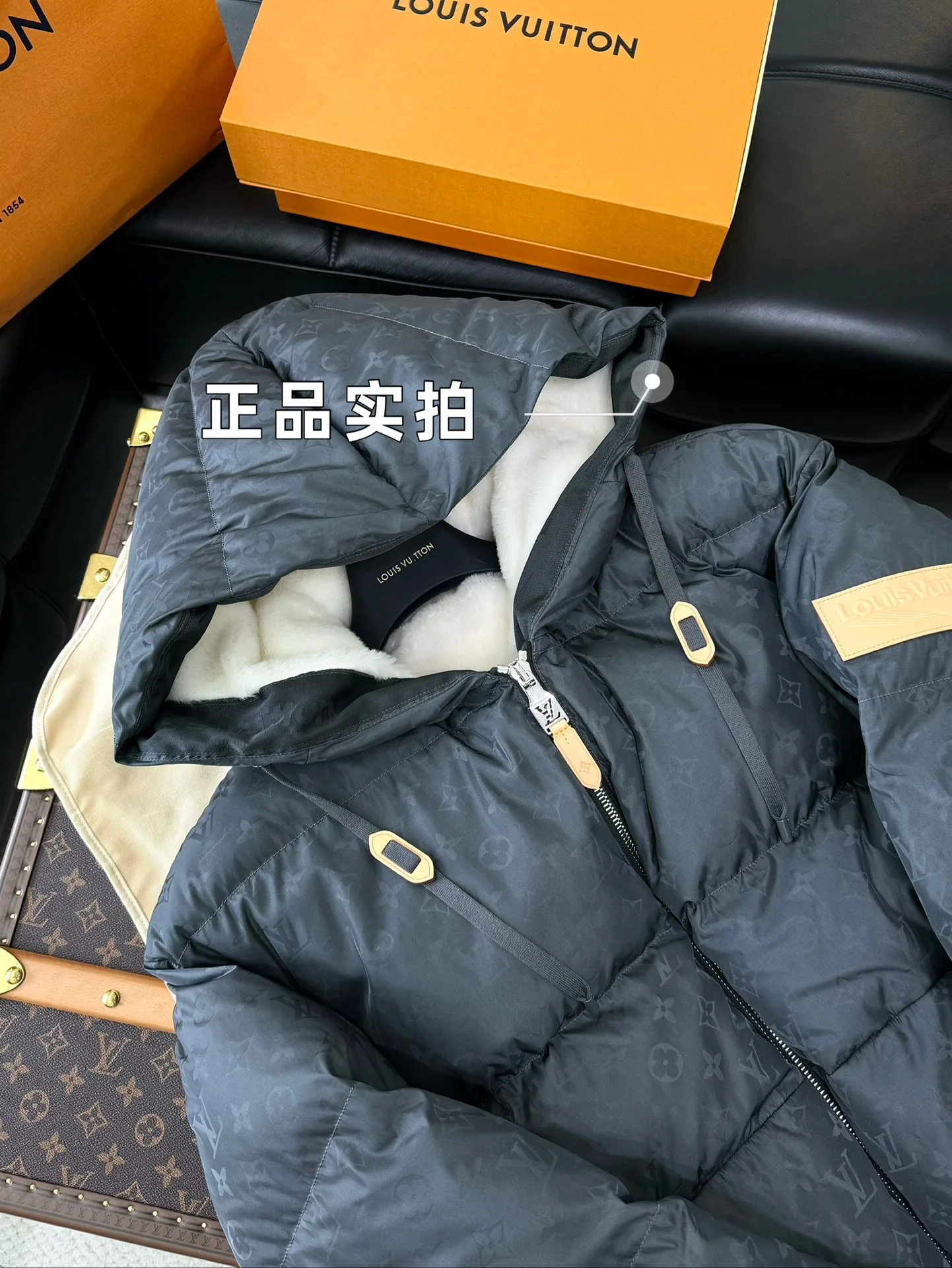 루이비통 전면 프린트 남성 패딩 상세 이미지 6