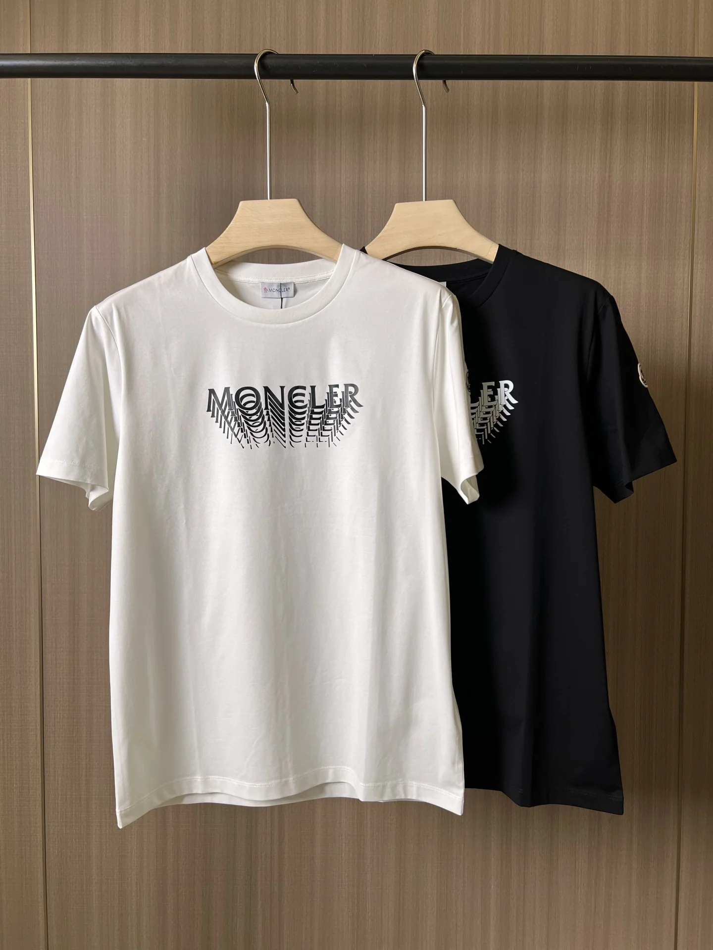 몽클레어 오버래핑 그라데이션 로고 반팔 티셔츠 상세 이미지 1
