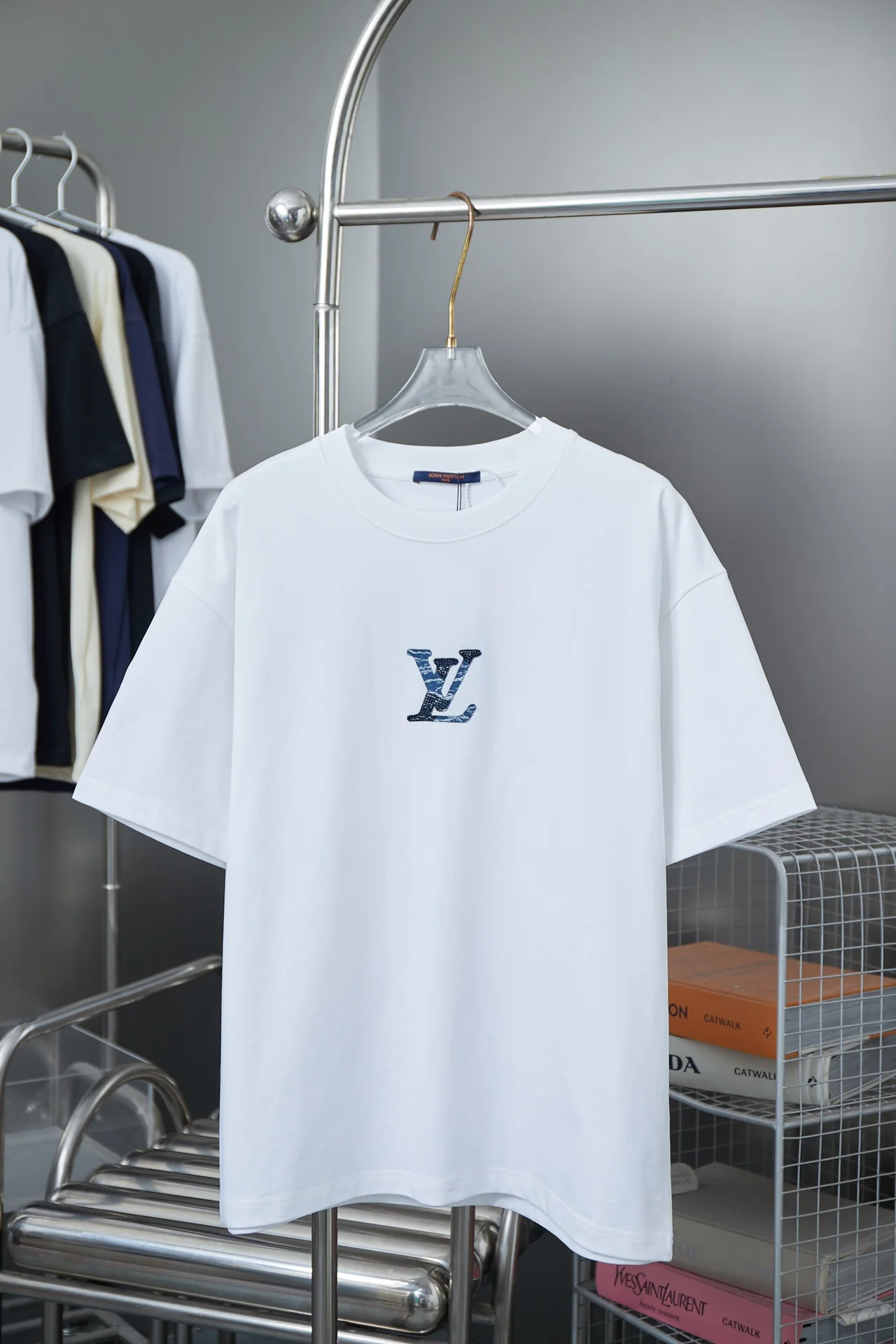 루이비통 LV 레터 라인스톤 남성 반팔 티셔츠 2026 SS 상세 이미지 1