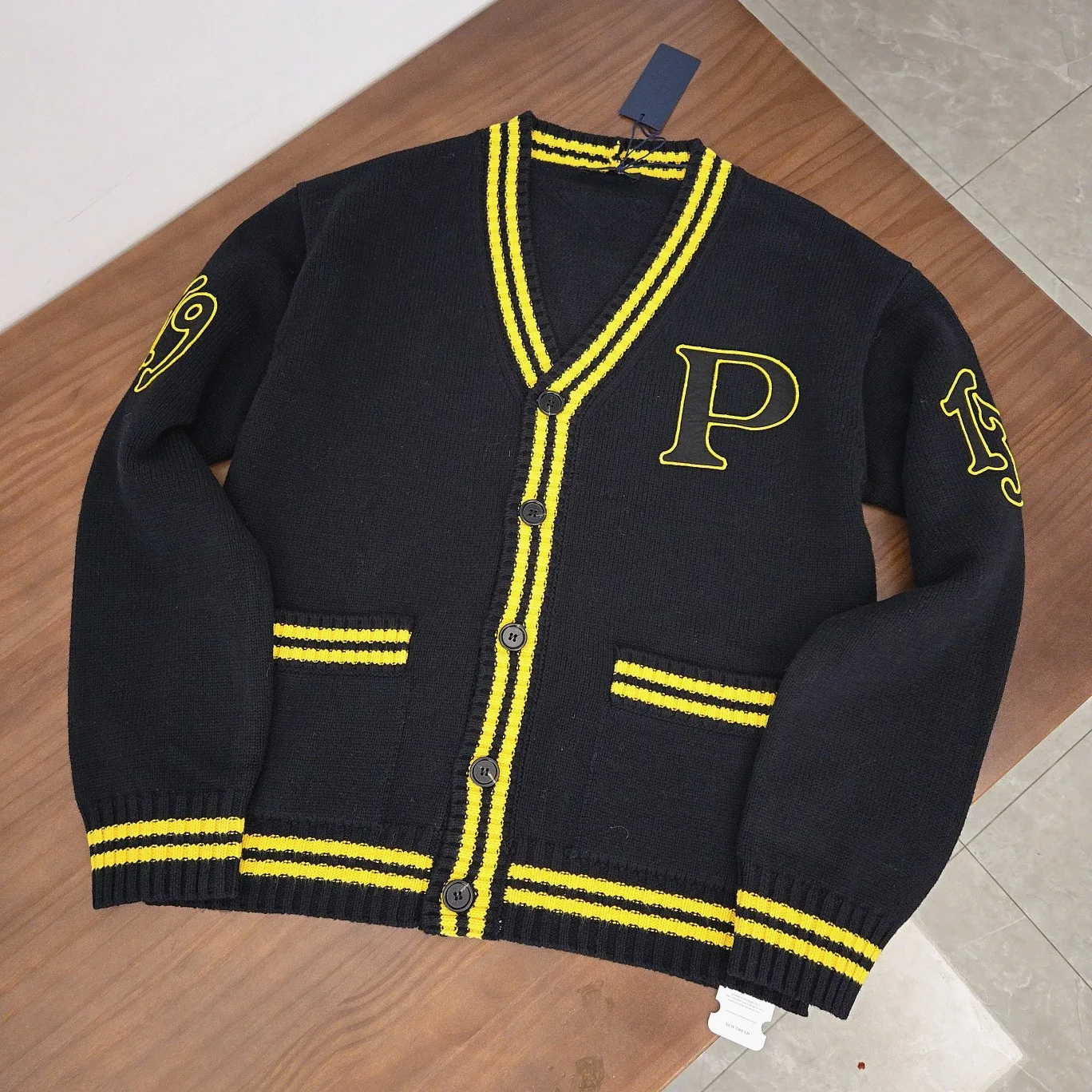 프라다 24 FW 스트라이프 남성 가디건 157349