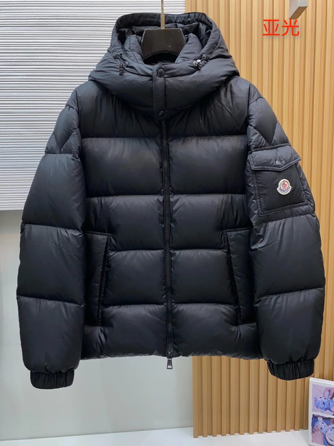 몽클레르 남성 다운 패딩 재킷 상세 이미지 2