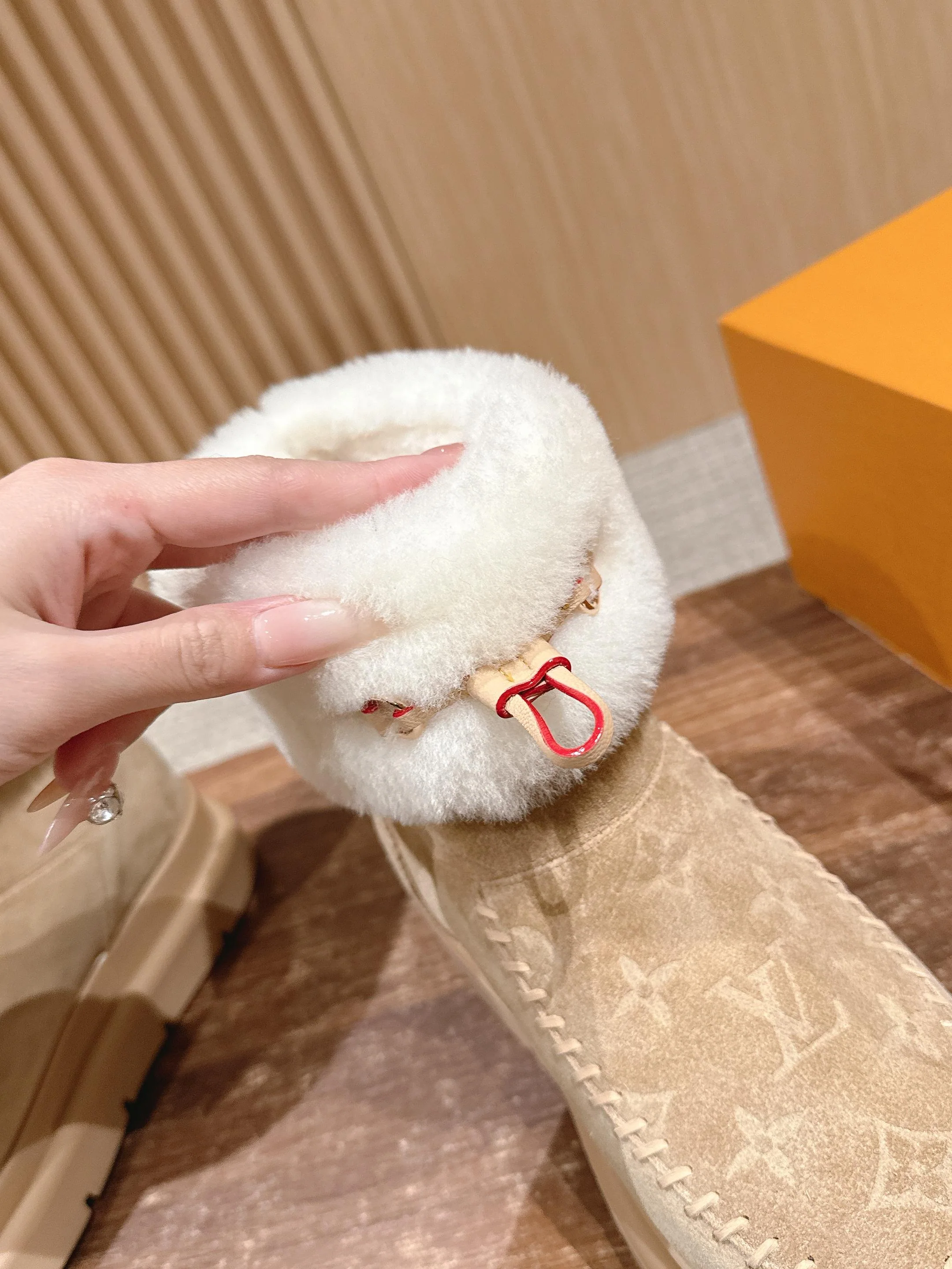 루이비통 코르티나 스웨이드 앵클 부츠 상세 이미지 6