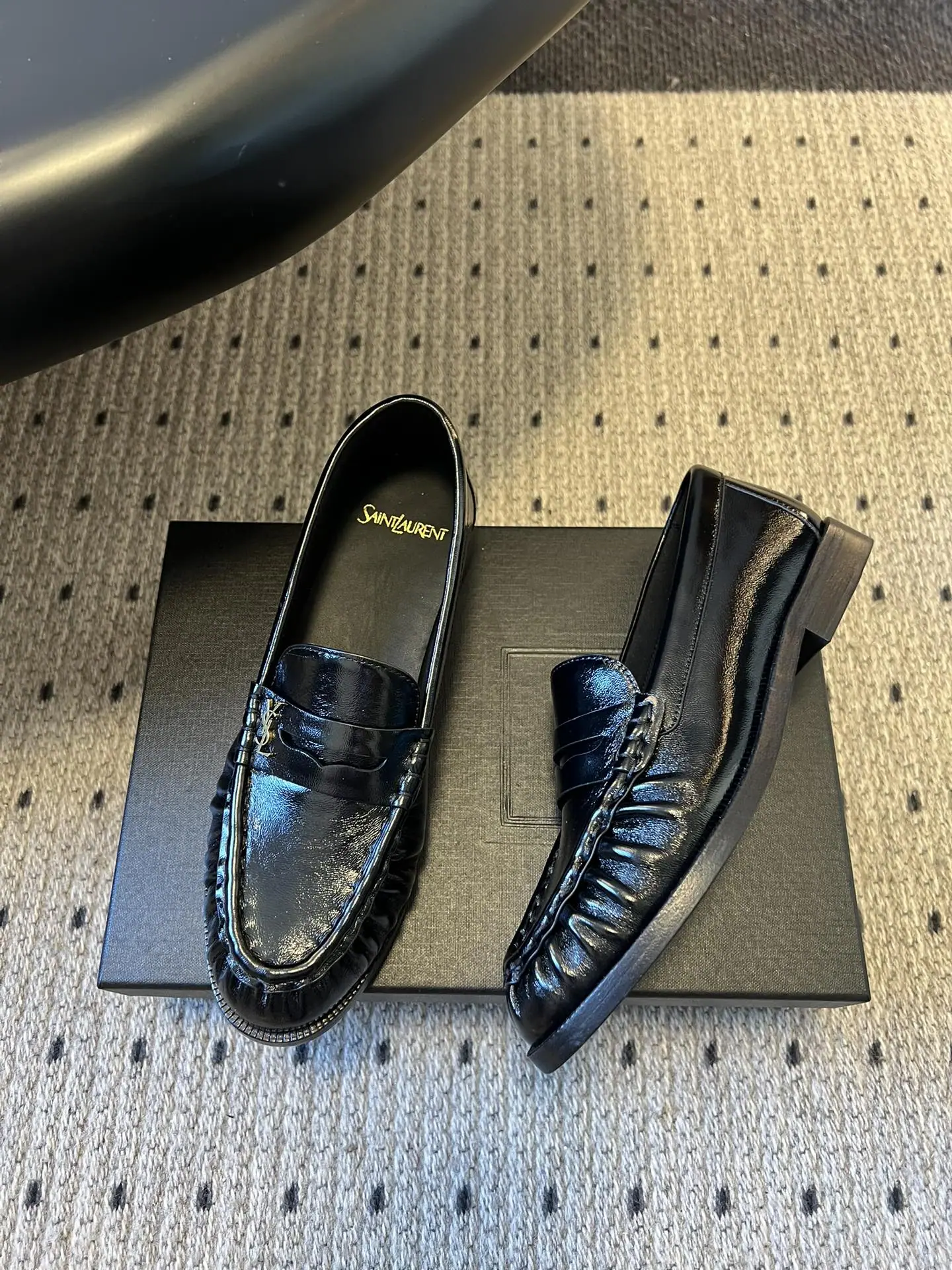 생로랑 YSL 메탈 로고 주름 로퍼 9378 상세 이미지 3