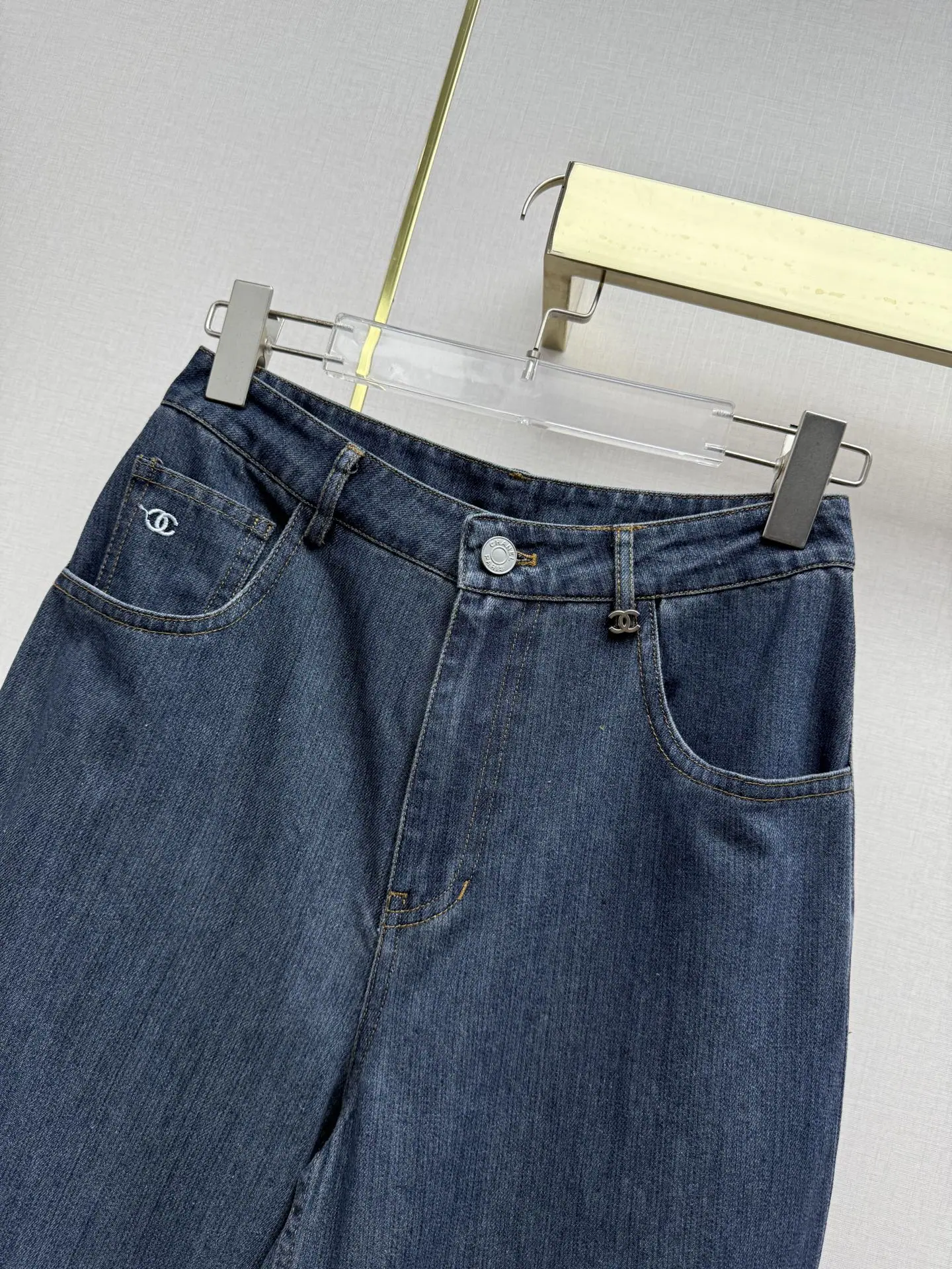 샤넬 더블 C 배지 스트레이트 레그 여성 바지 상세 이미지 3