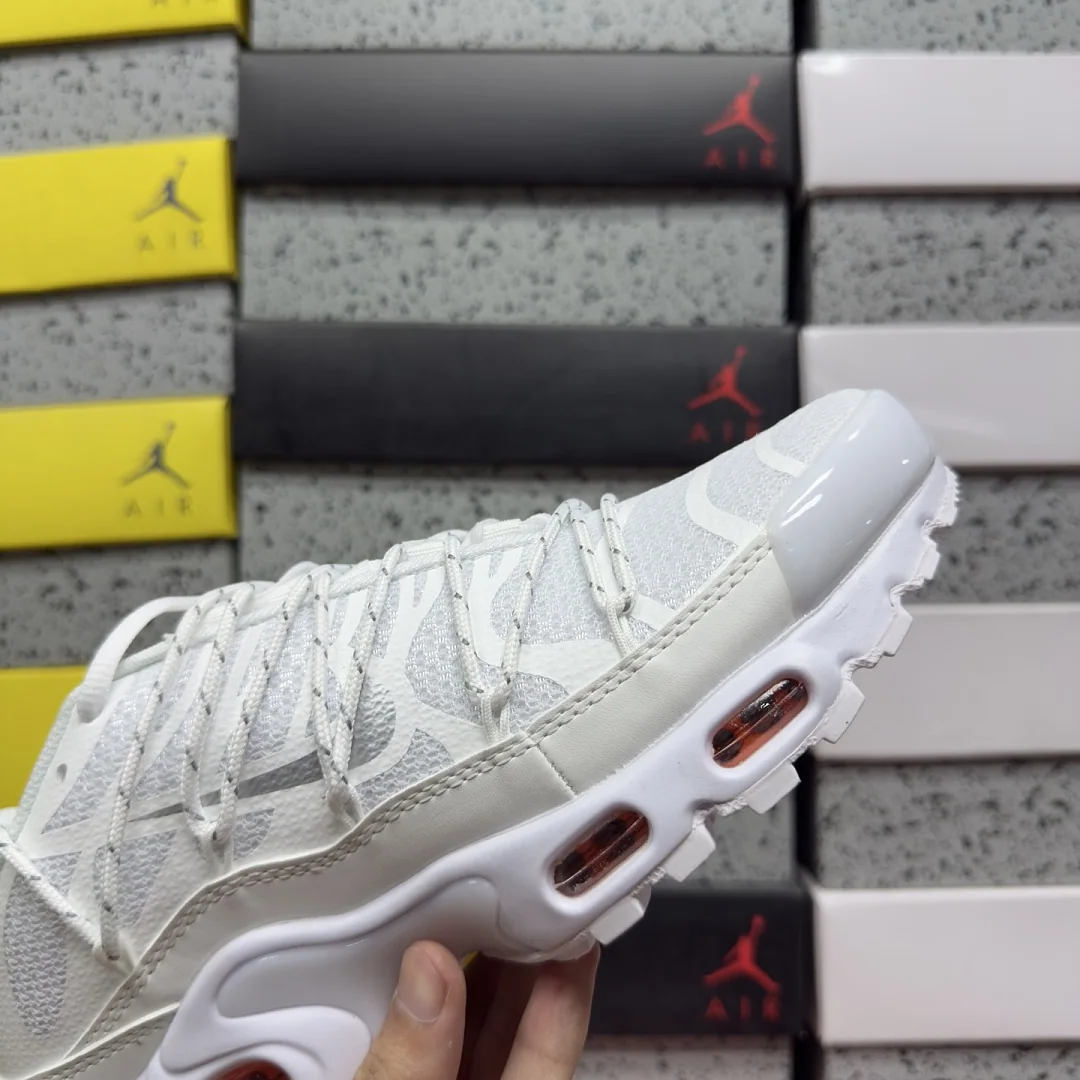 나이키 [BD] 에어 맥스 플러스 유틸리티 FJ4232-100 201900 Nike Air Max Plus Utility Safety 상세 이미지 2