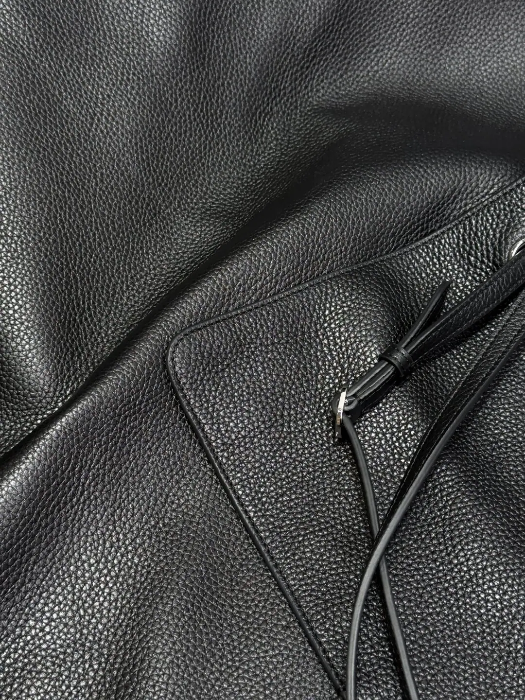 샤넬 라지 블랙 캡 가죽 가방 상세 이미지 4