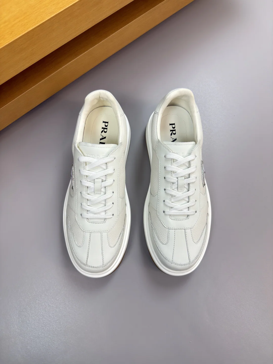 프라다 나파 카프스킨 스니커즈 상세 이미지 2