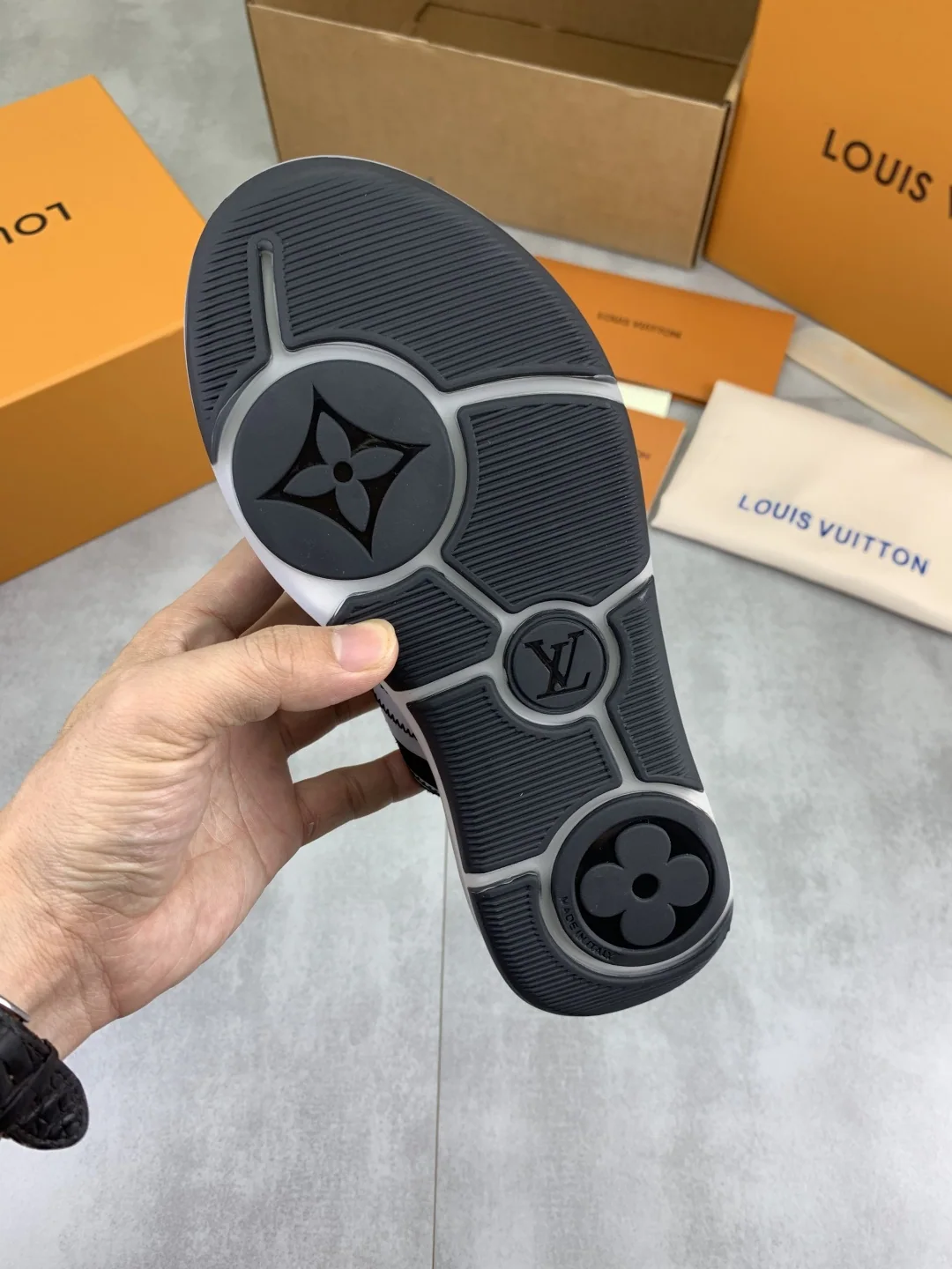 루이비통 LV 런 2.0 메시 스니커즈 상세 이미지 9
