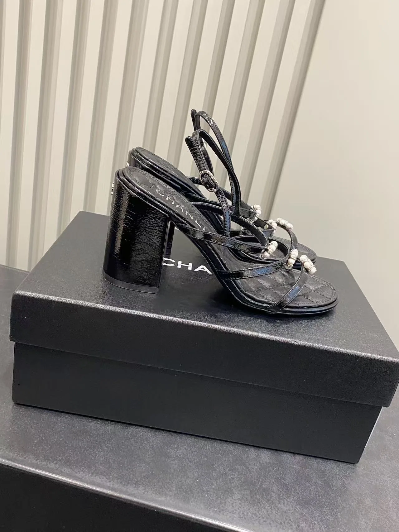 샤넬 진주 장식 카멜리아 청키힐 샌들 상세 이미지 1