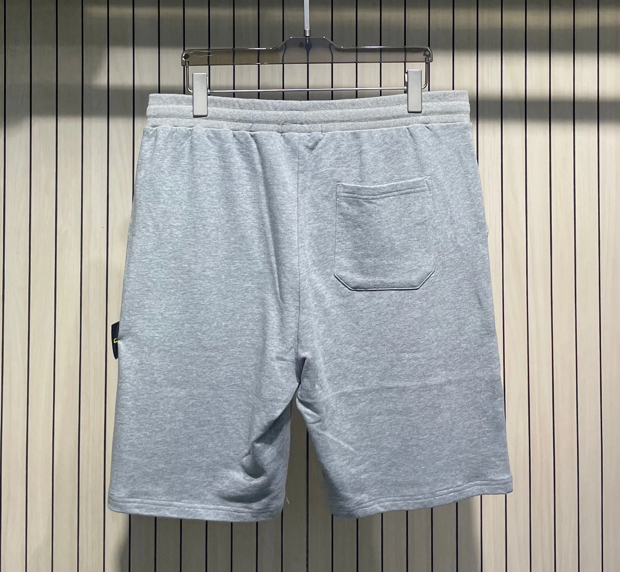 스톤아일랜드 뉴로고 허리 밴드 남성 반바지 상세 이미지 3