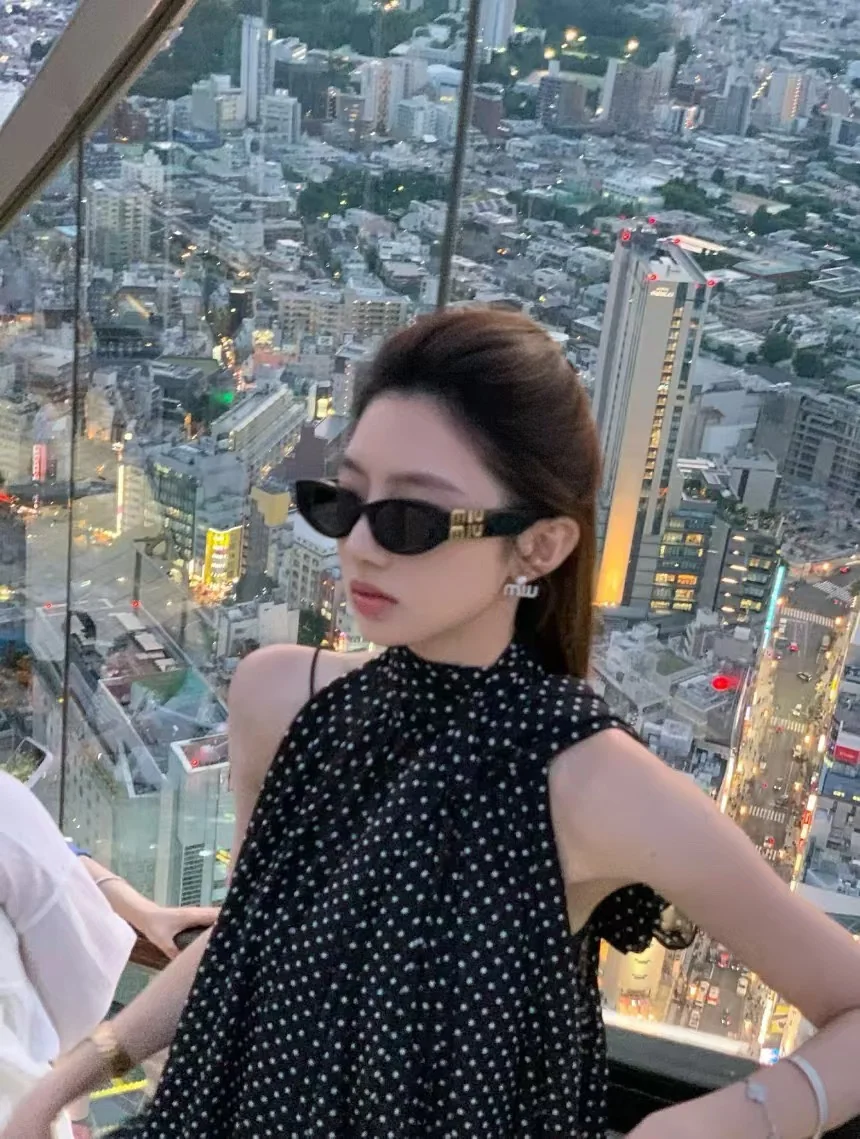 미우미우 진주 레터 큐빅 스터드 귀걸이 상세 이미지 3