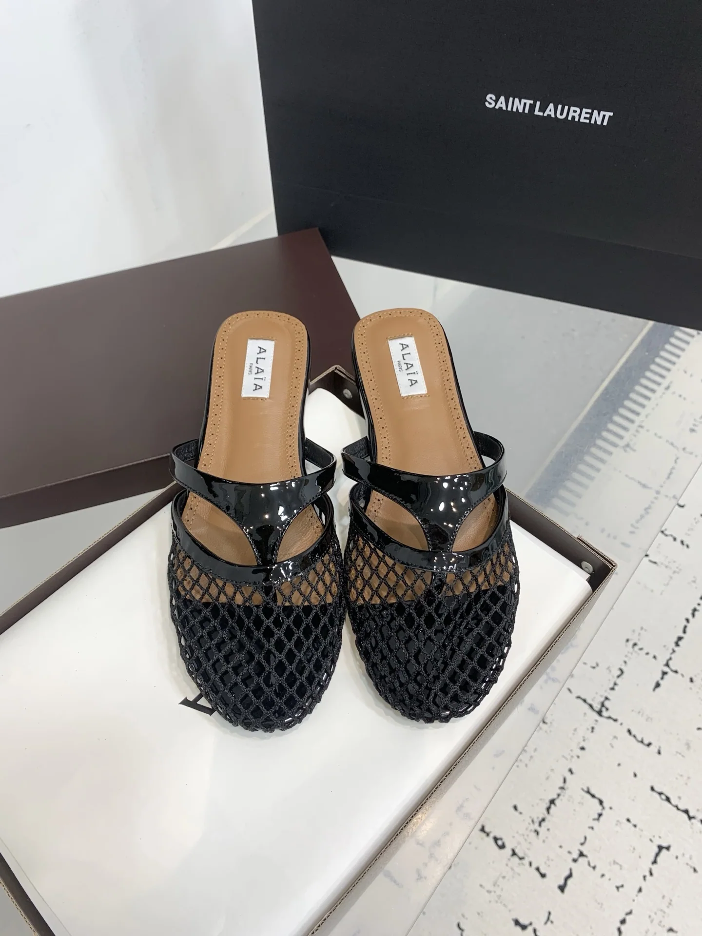 알라이아 메시 오픈워크 플립플랍 샌들 120664