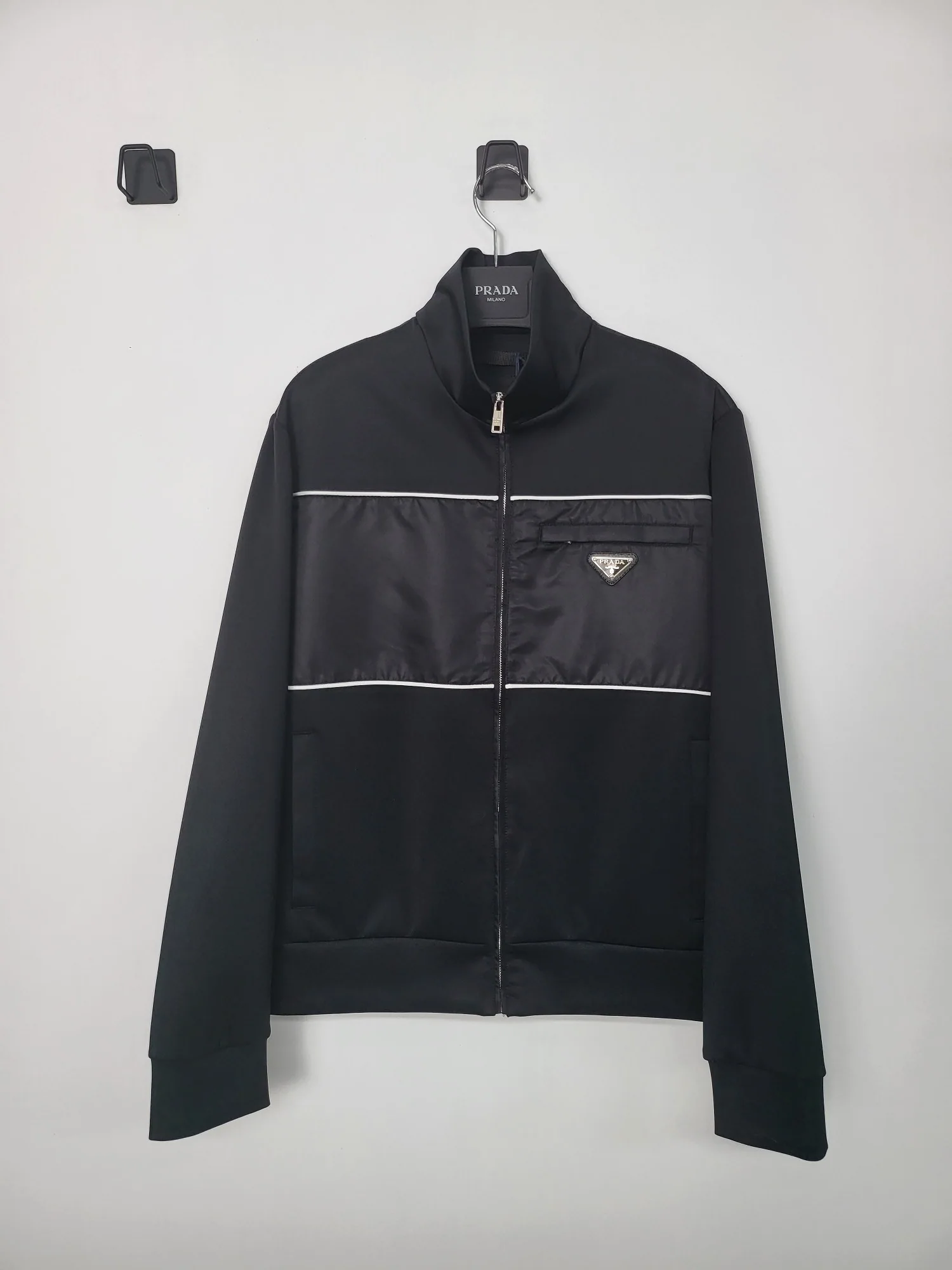 프라다 23 SS 슬림핏 하이넥 나일론 자켓 23SS