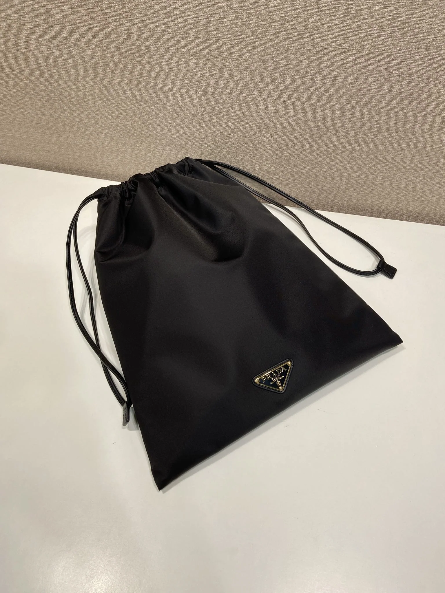 프라다 리나일론 송아지가죽 복주머니 가방 1NK001 상세 이미지 2