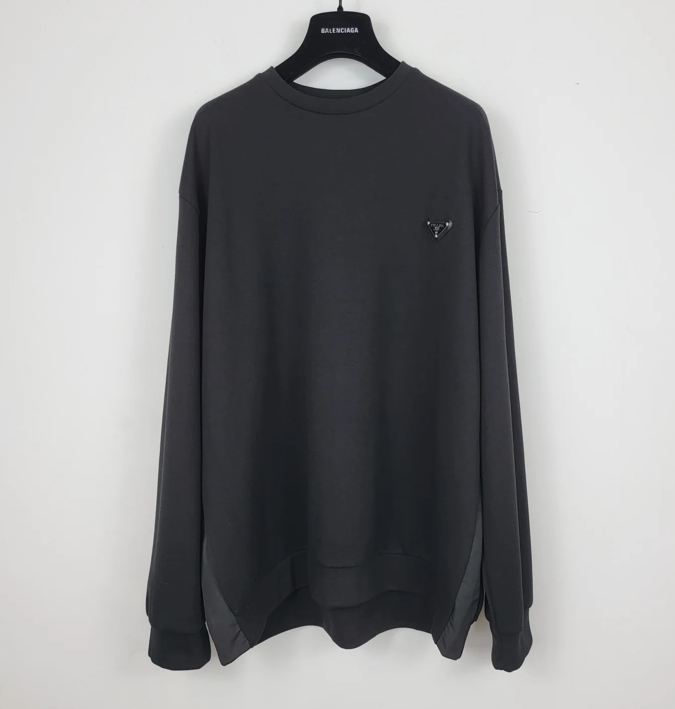 프라다 메탈 로고 패치워크 긴팔 스웨트셔츠 23 FW 23FW