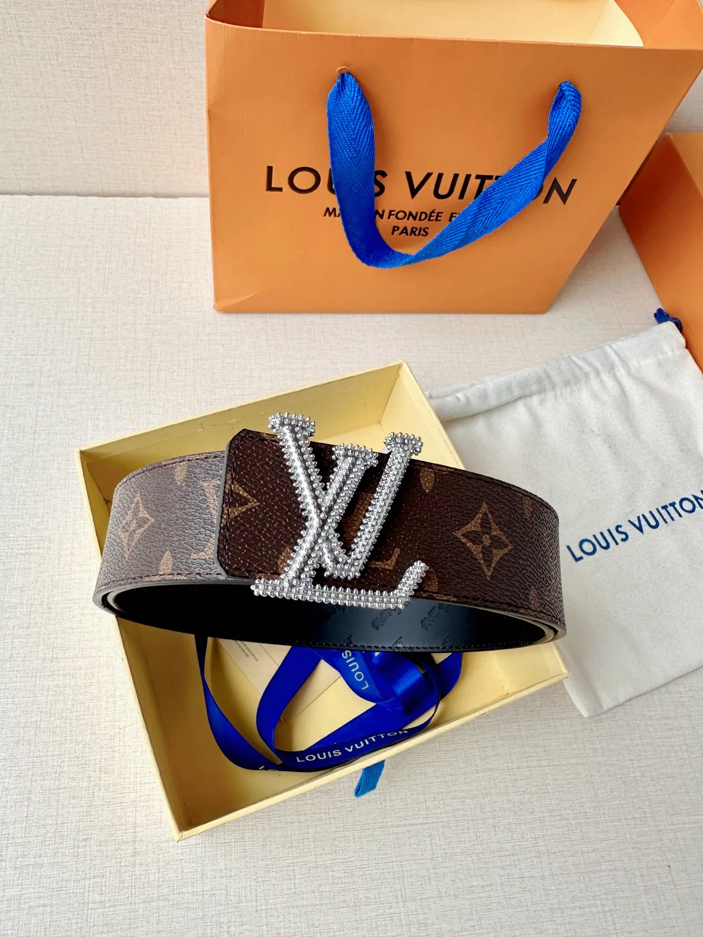 루이비통 LV 이니셜 스터드 리버서블 가죽 벨트 상세 이미지 5