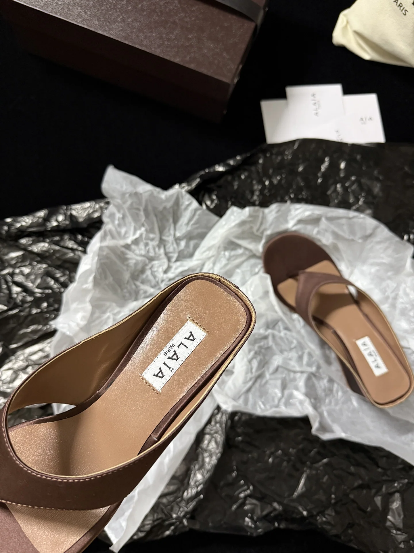 알라이아 비대칭 뮬 여성 신발 상세 이미지 7